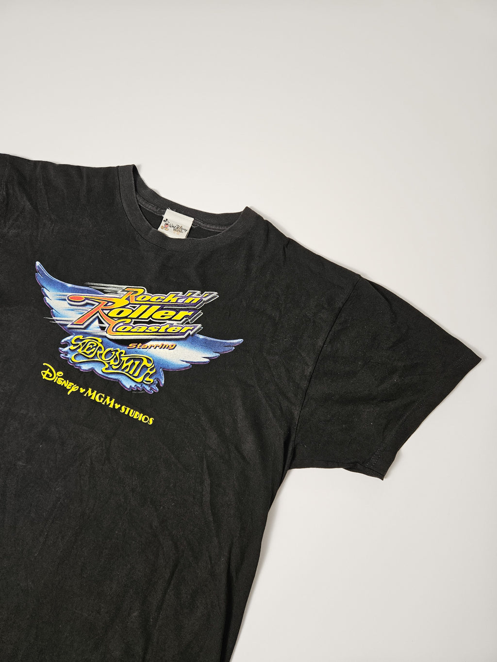 Zijaanzicht van vintage Rock 'N' Roller Coaster T-shirt met deel van de print
