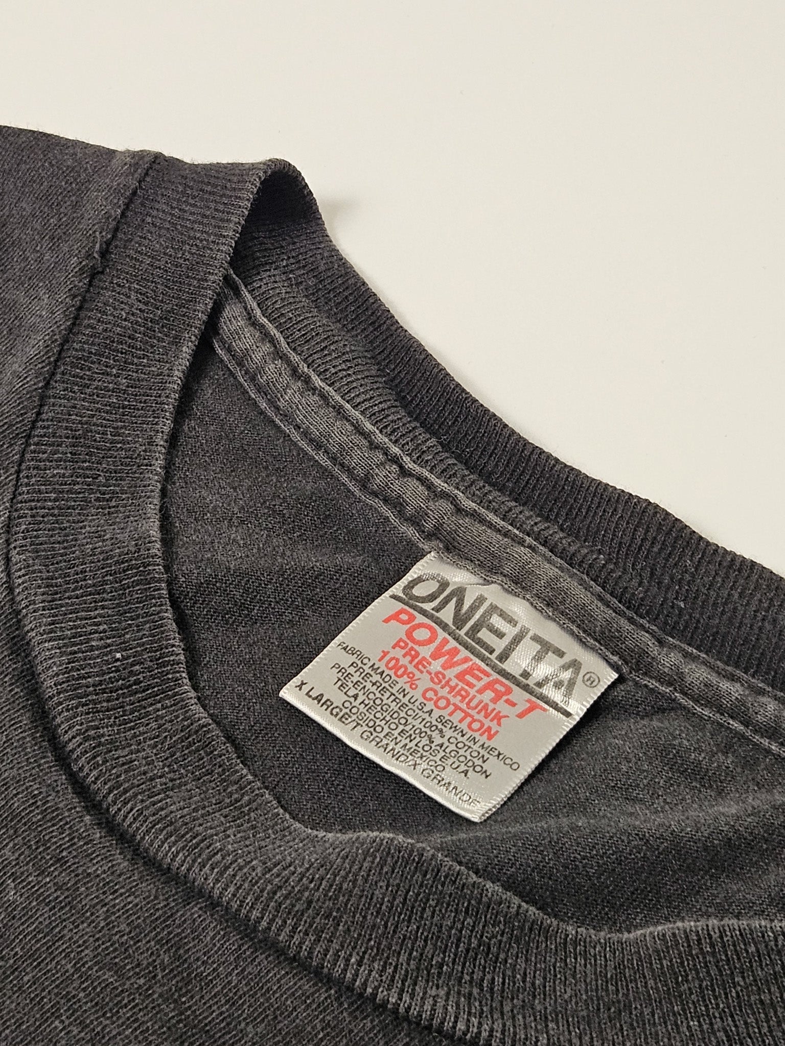 Wit neklabel van vintage Oneita Popwer-T