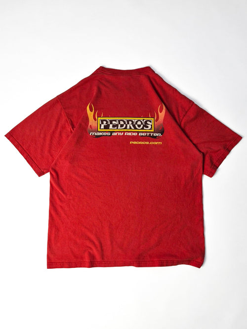Rood vintage Pedro’s mountainbike T-shirt uit circa 2000 met grote flame backprint, Makes Any Ride Better slogan en pedros.com.