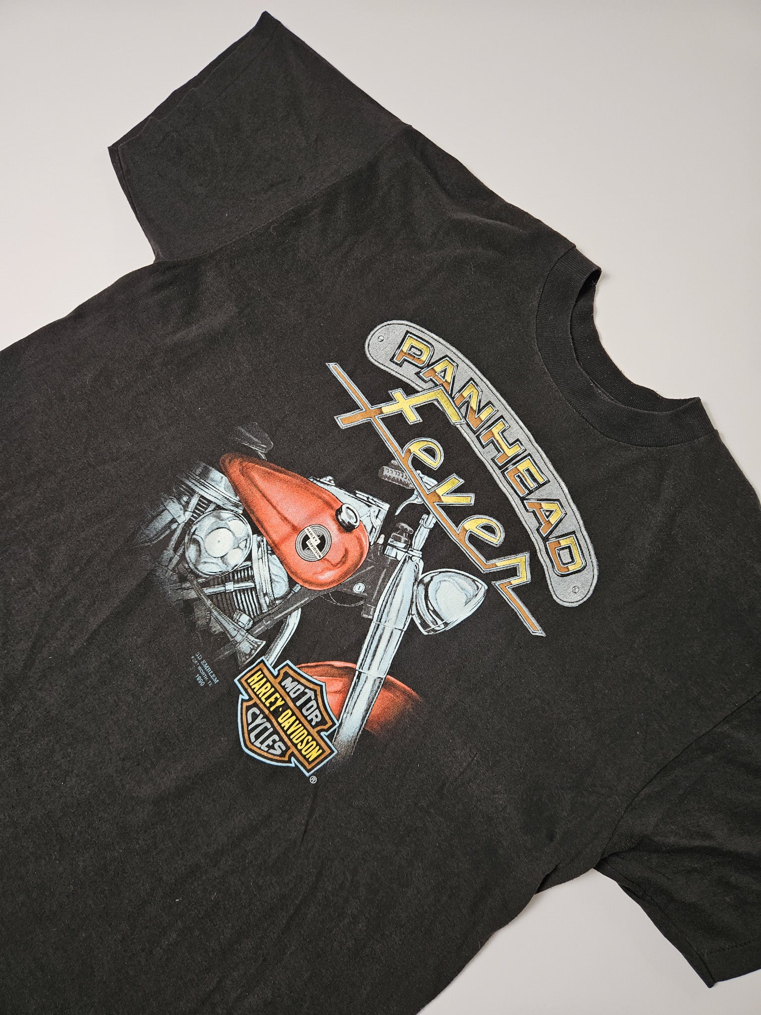 Zijaanzicht van vintage Harley-Davidson Panhead Fever T-shirt met detail van de print