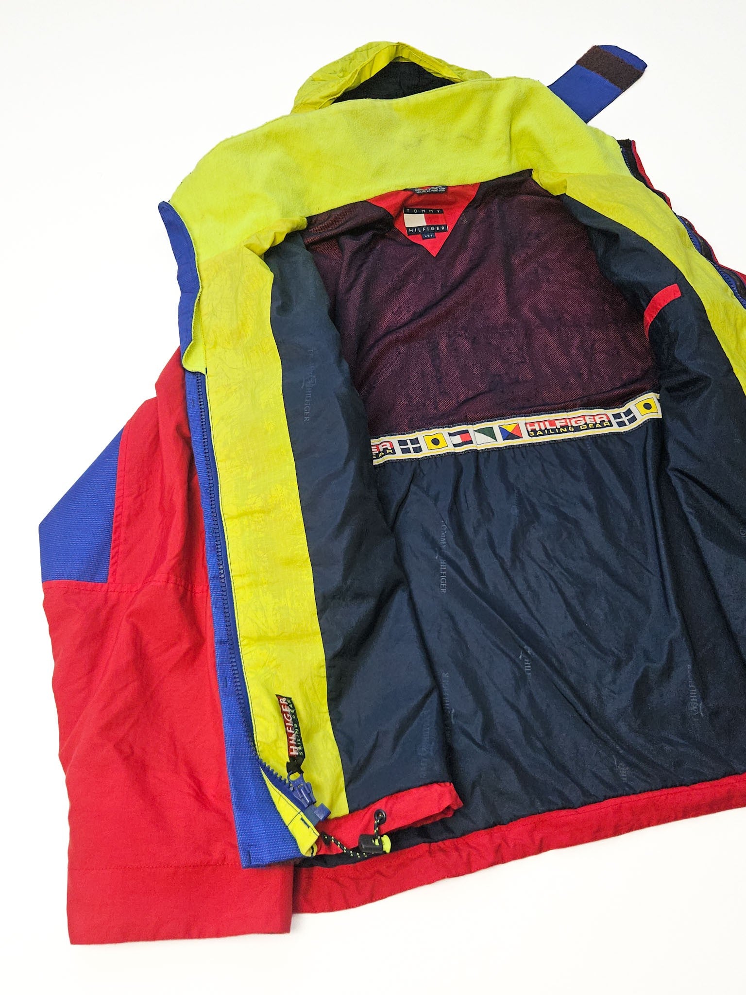 Binnenzijde 1990s Tommy Hilfiger Sailing Gear jas met signaalvlaggen-band en neongele fleece-voering