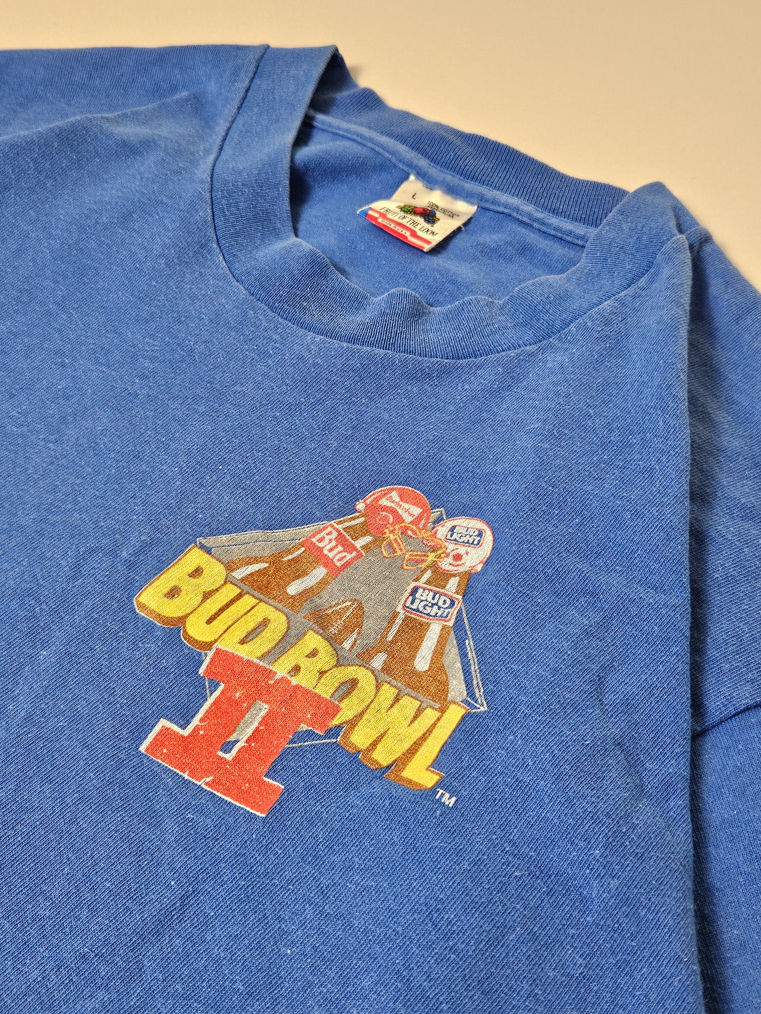 Detail van de Bud Bowl II tekst en logo op het vintage Budweiser T-shirt