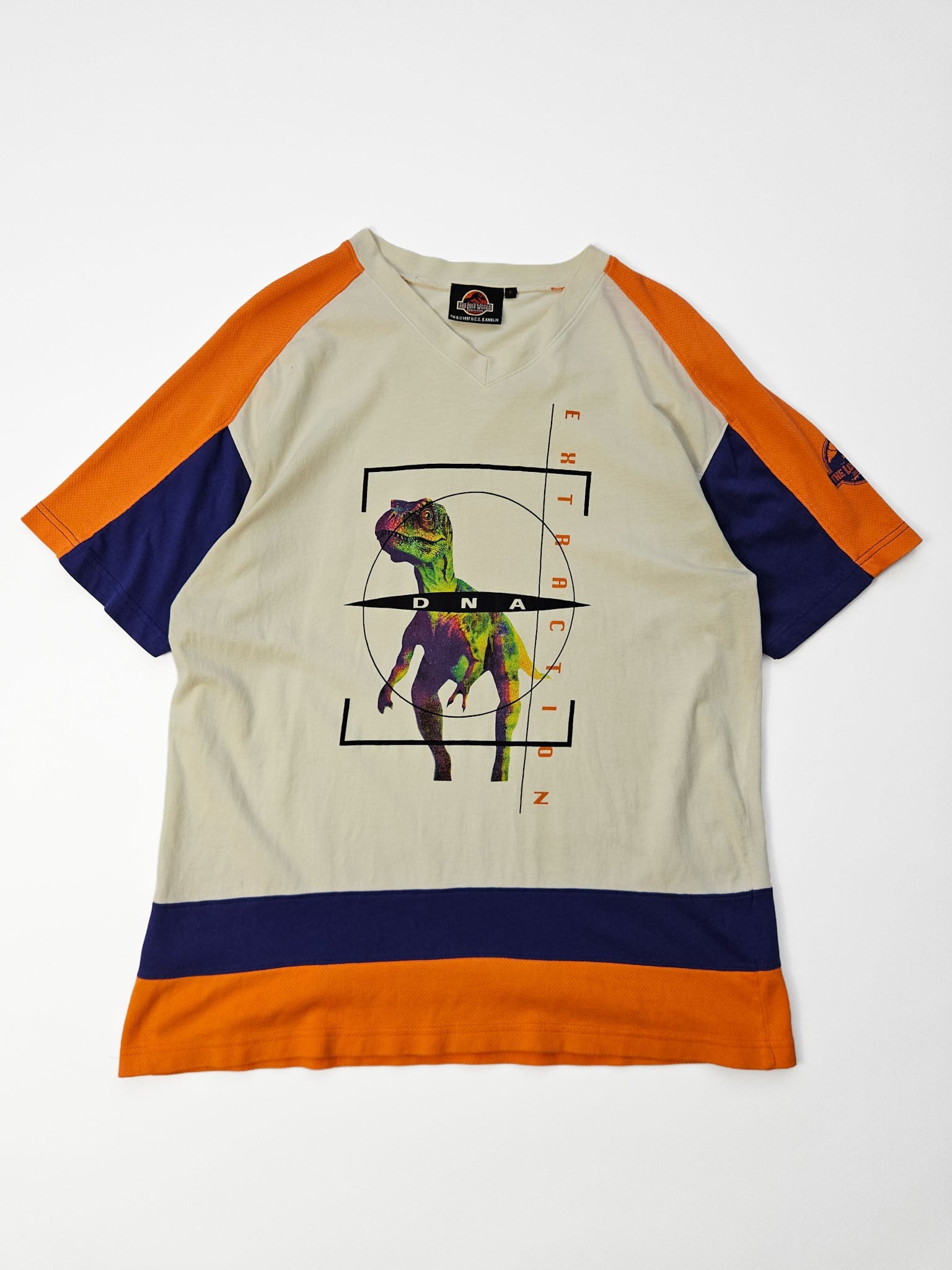 Volledige flatlay 1997 The Lost World Jurassic Park vintage jersey tee met colour blocked panelen