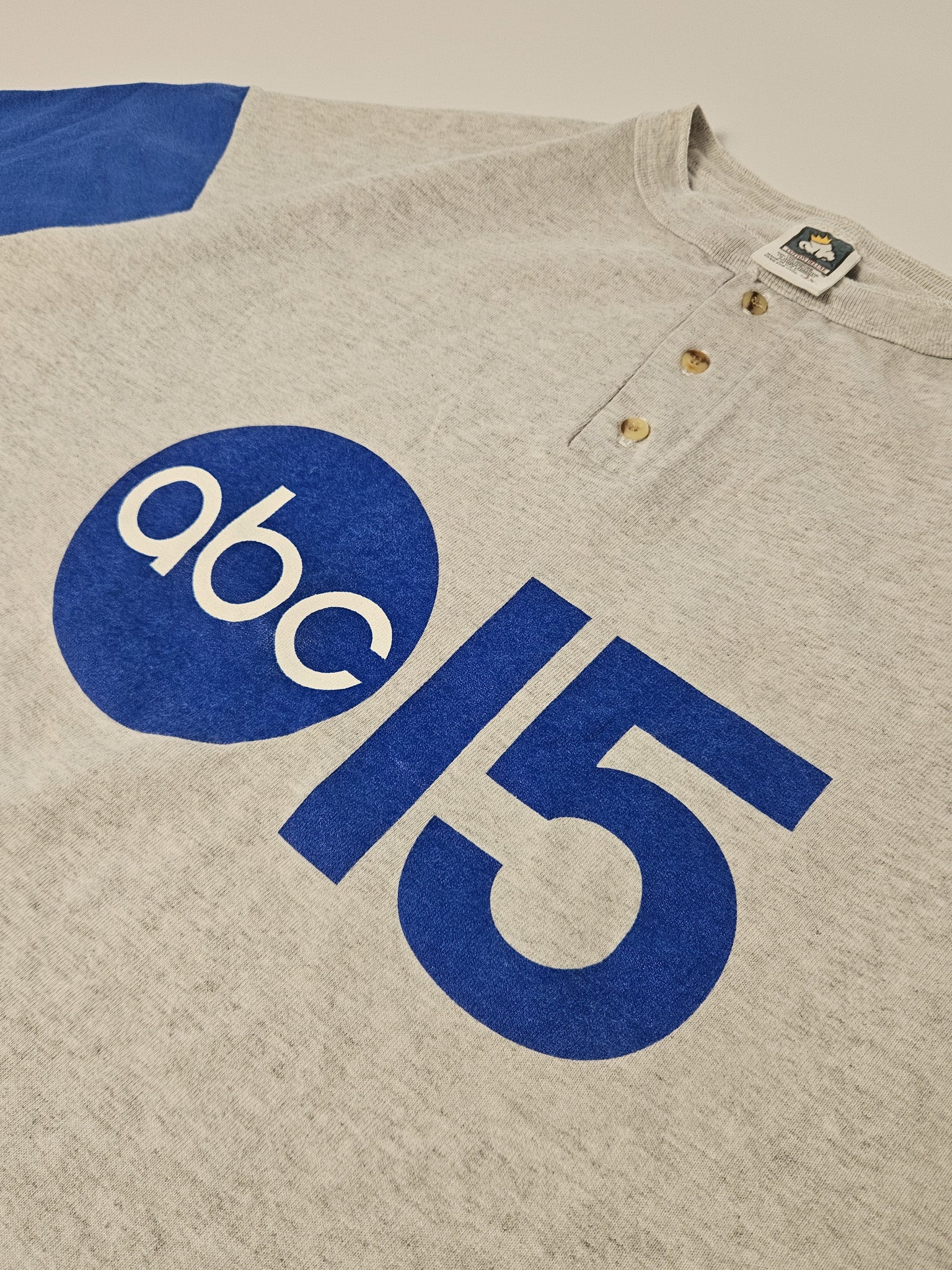 Vintage ABC15 News T-shirt uit de jaren 90 met blauwe jersey mouwen en frontprint van het logo, maat 2XL