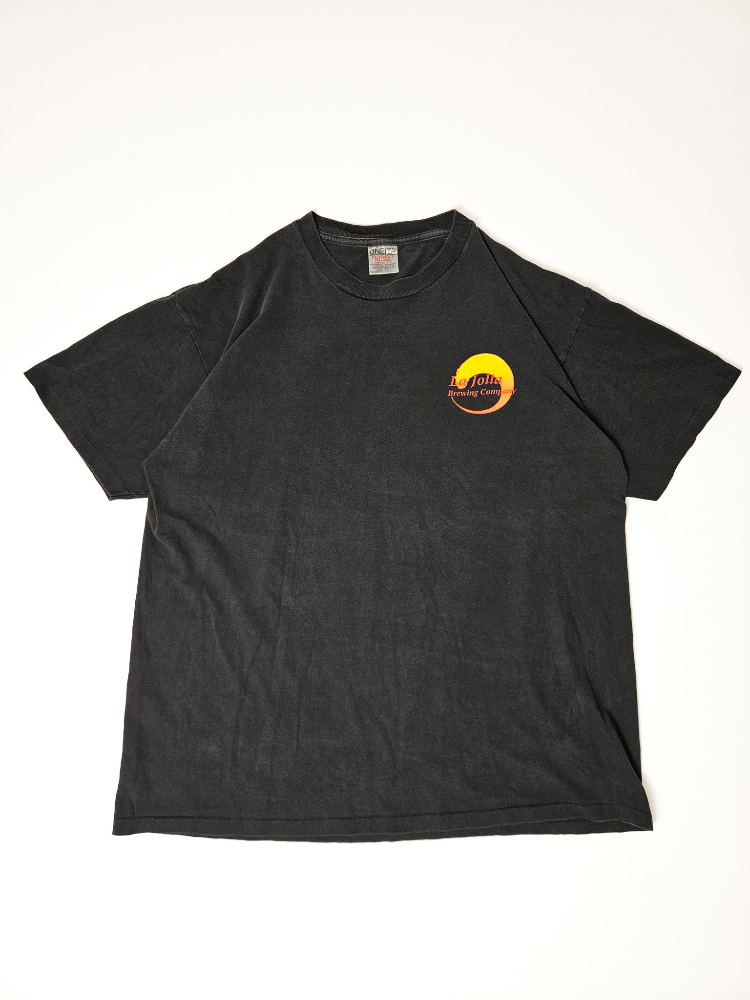 Zwart vintage Red Jolt's Brewing Company T-shirt met cirkelvormige logo print op flat lay