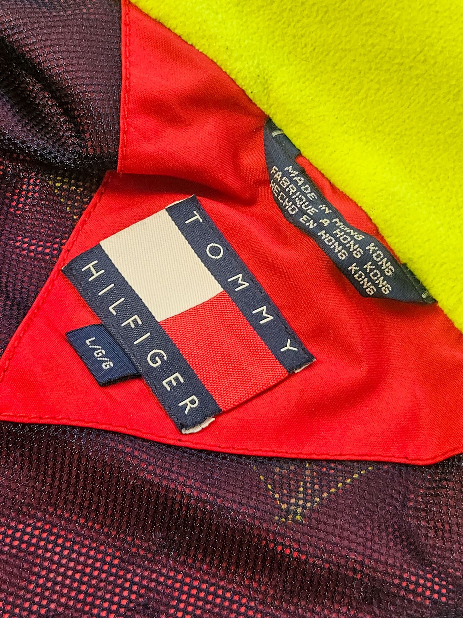 Tommy Hilfiger vlag-label met maataanduiding L en Made in Hong Kong vermelding