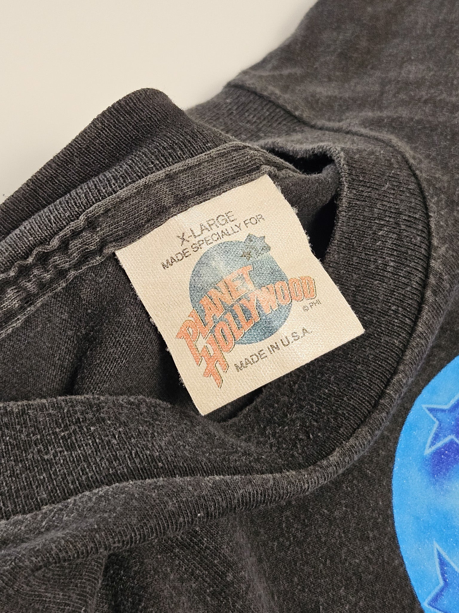 Zwart vintage Planet Hollywood T-shirt uit de jaren 90 met blauw-oranje globe logo van Mall of America op de borst