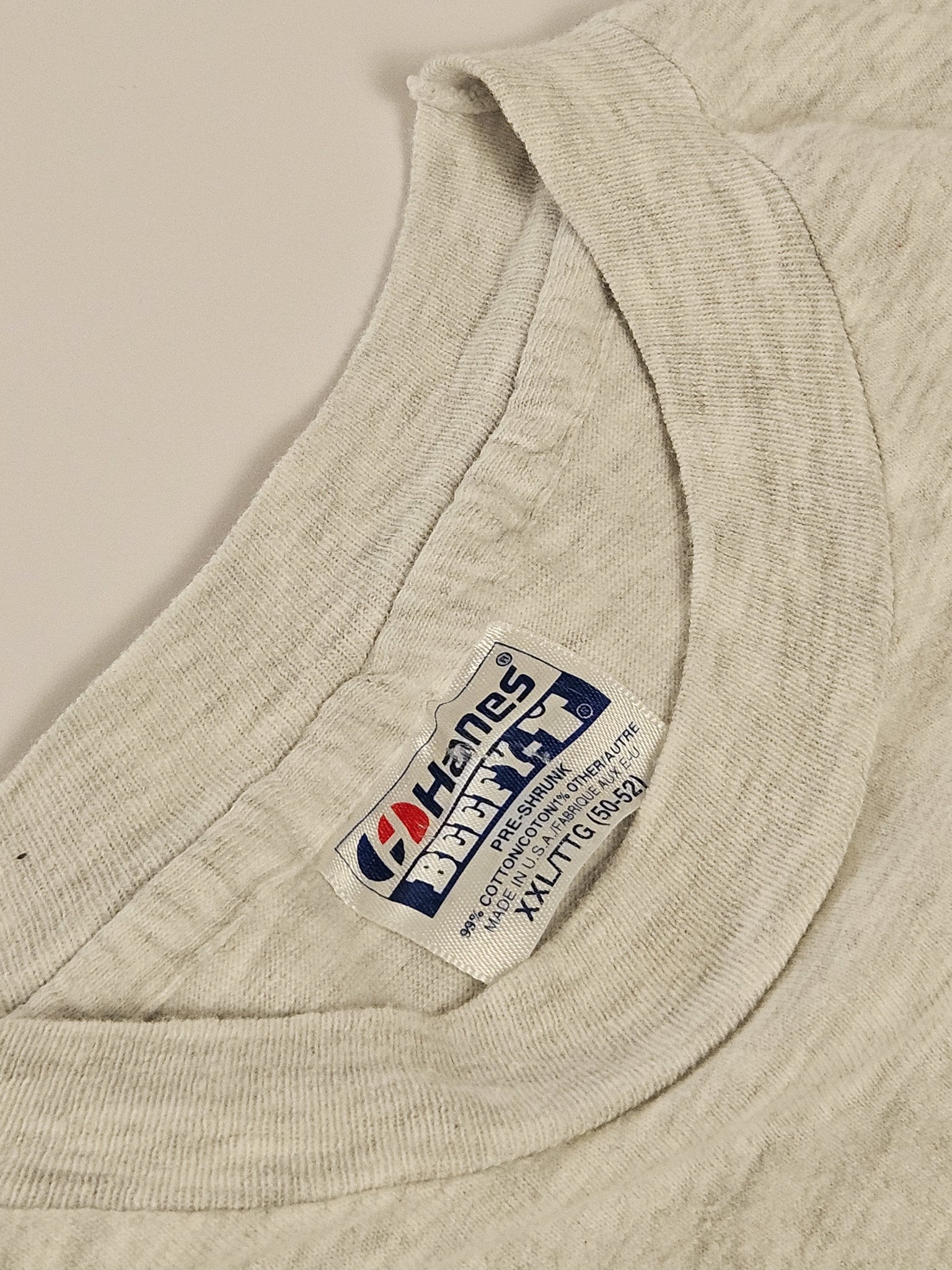 Binnenlabel van Hanes Beefy T-shirt met maat XL en Made in USA aanduiding
