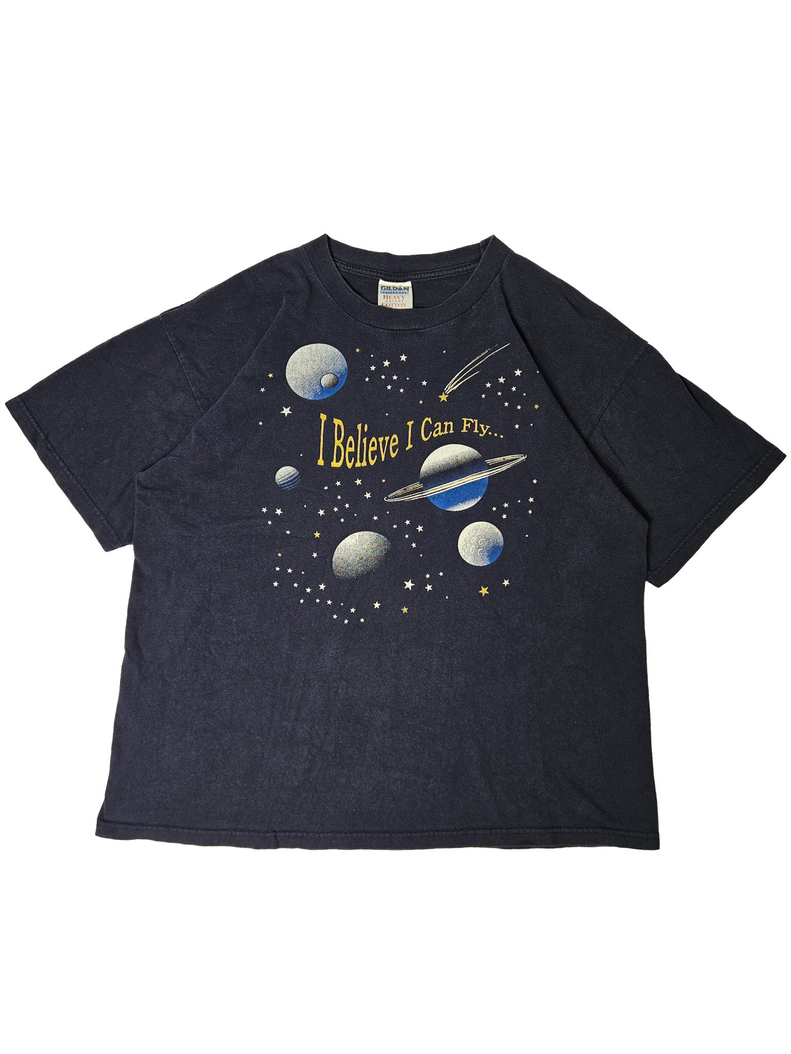 Donkerblauw vintage T-shirt met I Believe I Can Fly ruimteprint op flat lay