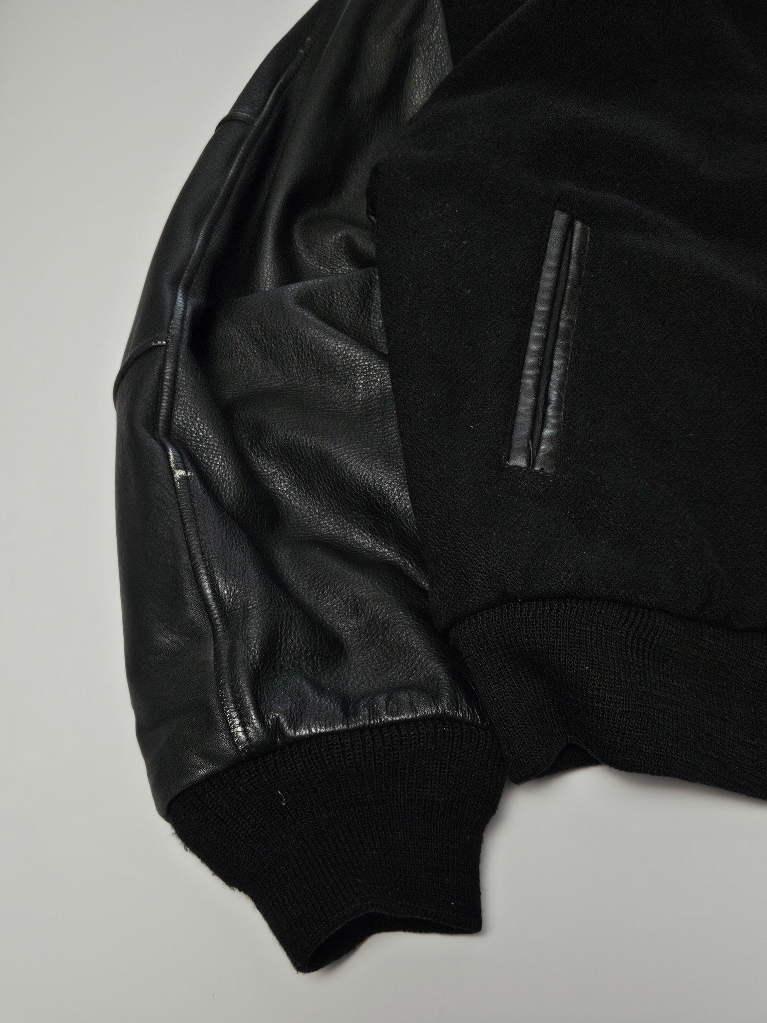 Detail van het leer op de mouw van de vintage varsity jas

