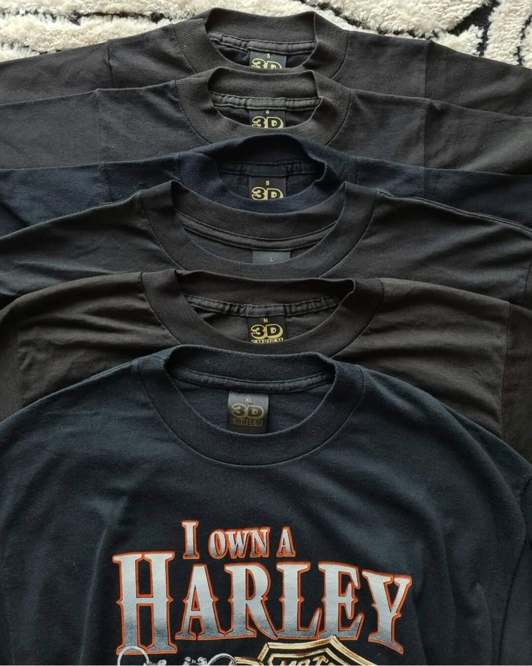 Stapels zeldzame 3D Emblem Harley-Davidson T-shirts uit de jaren 80 en 90 – iconische biker heritage, Made in USA.


