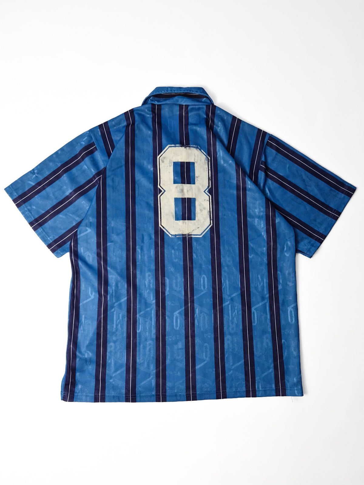 Vintage Umbro voetbalshirt uit de jaren '90 in blauw en navy met groot verweerd rugnummer 8.