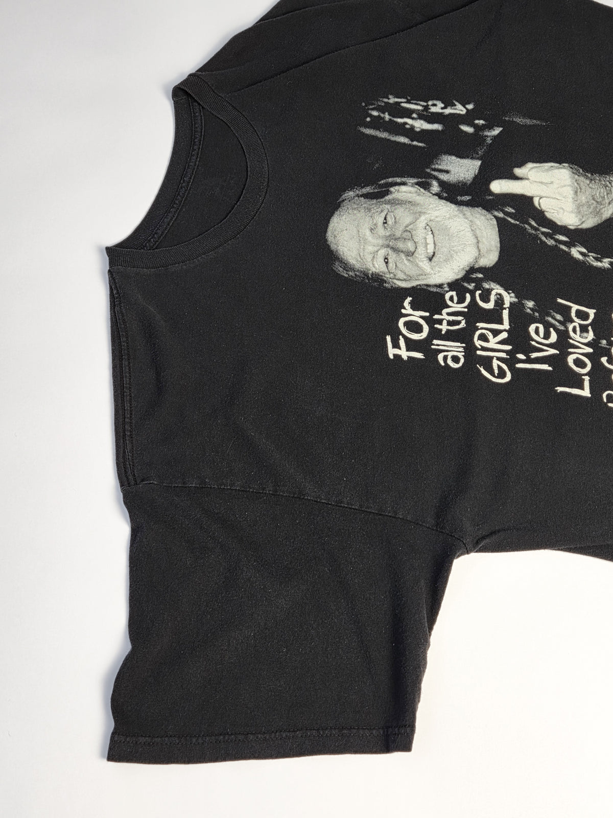 Vintage Willie Nelson graphic tee uit circa 2000 in zwart met close-up van de monochrome middle finger zeefdruk en lichte craquelure.