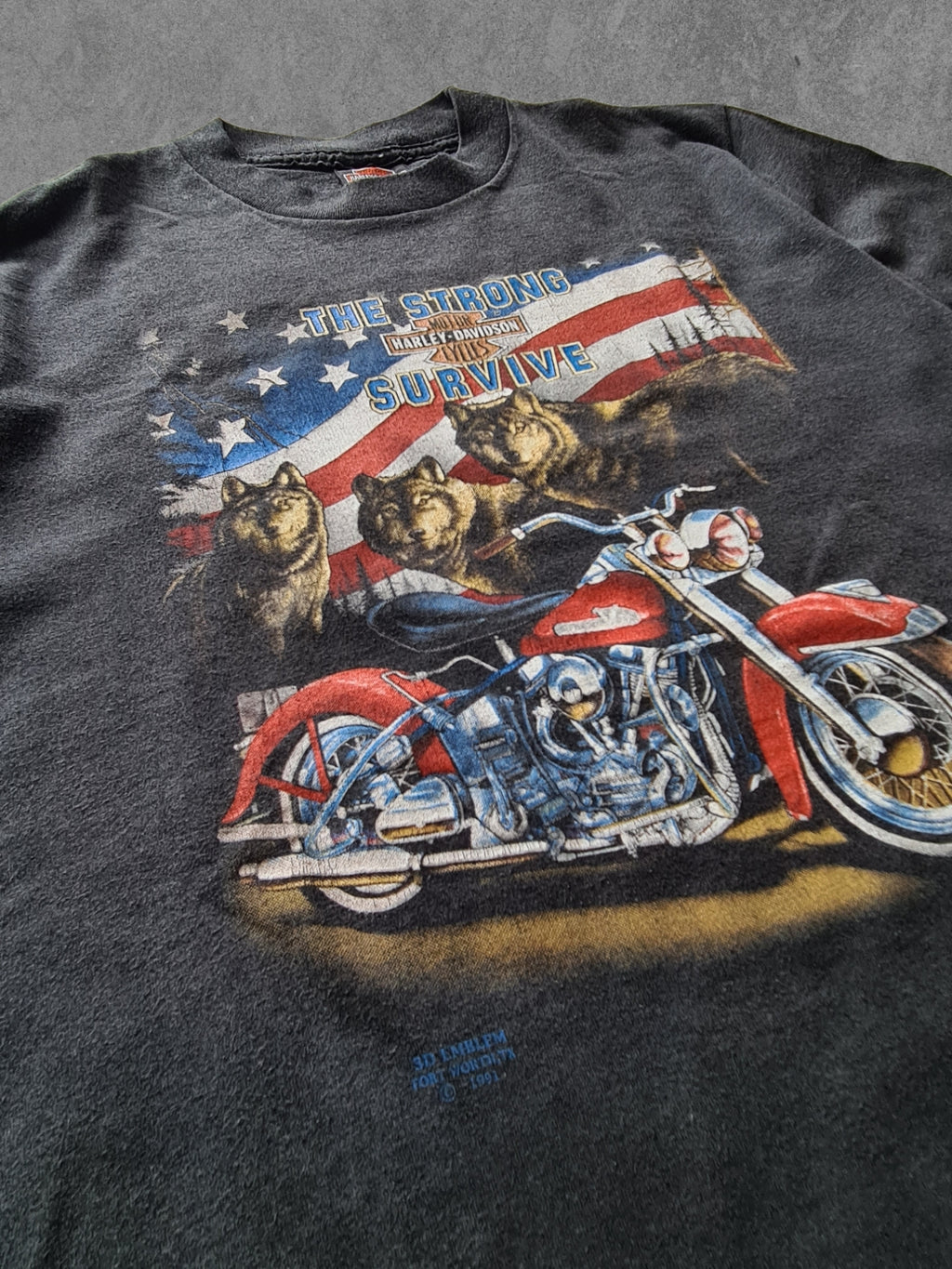 De vintage winkel met tweedehands kleding uit de thrift | 1991 3D EMBLEM ''THE STRONG SURVIVE'' T-SHIRT [L] T-SHIRT