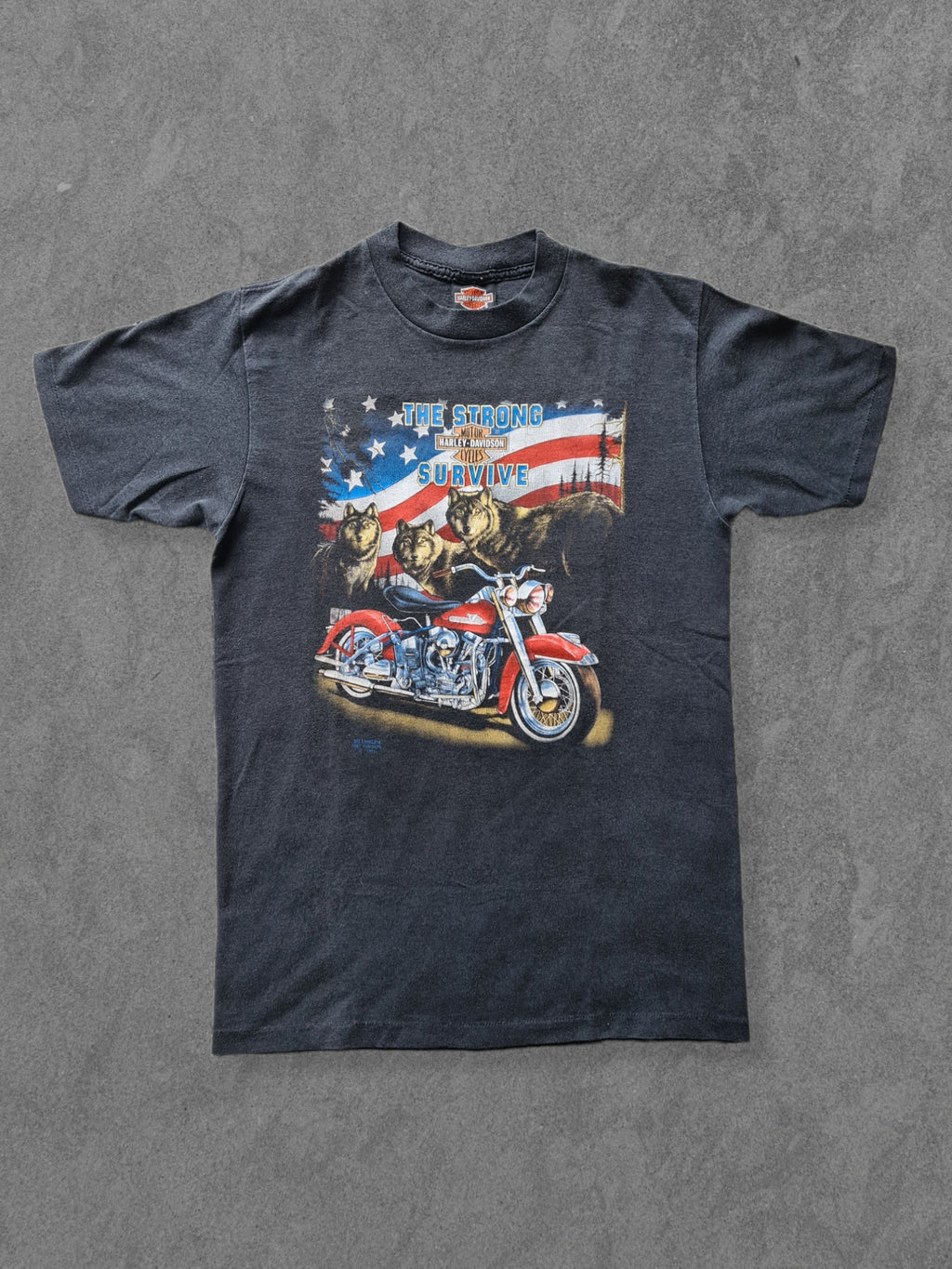 De vintage winkel met tweedehands kleding uit de thrift | 1991 3D EMBLEM ''THE STRONG SURVIVE'' T-SHIRT [L] T-SHIRT