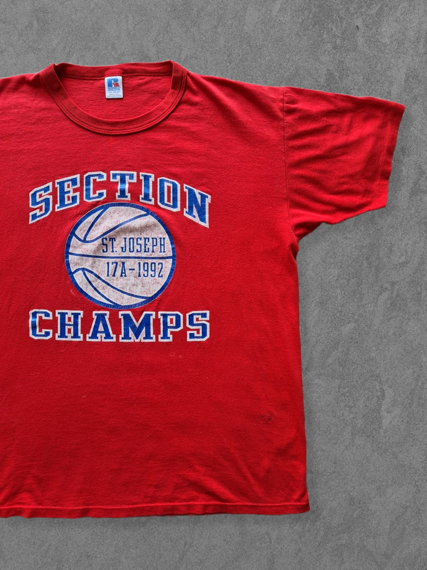De vintage winkel met tweedehands kleding uit de thrift | 1992 RUSSELL ATHLETIC ''ST. JOSEPH'' T-SHIRT [XL] T-SHIRT