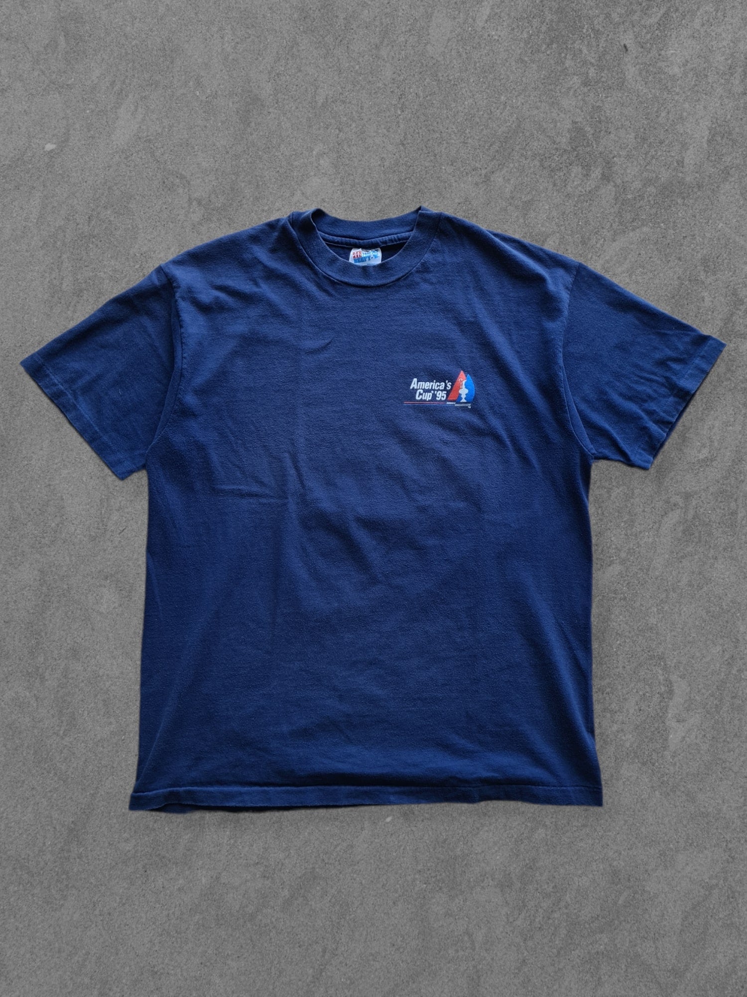 De vintage winkel met tweedehands kleding uit de thrift | 1995 HANES ''AMERICA'S CUP'' T-SHIRT [XL] T-SHIRT