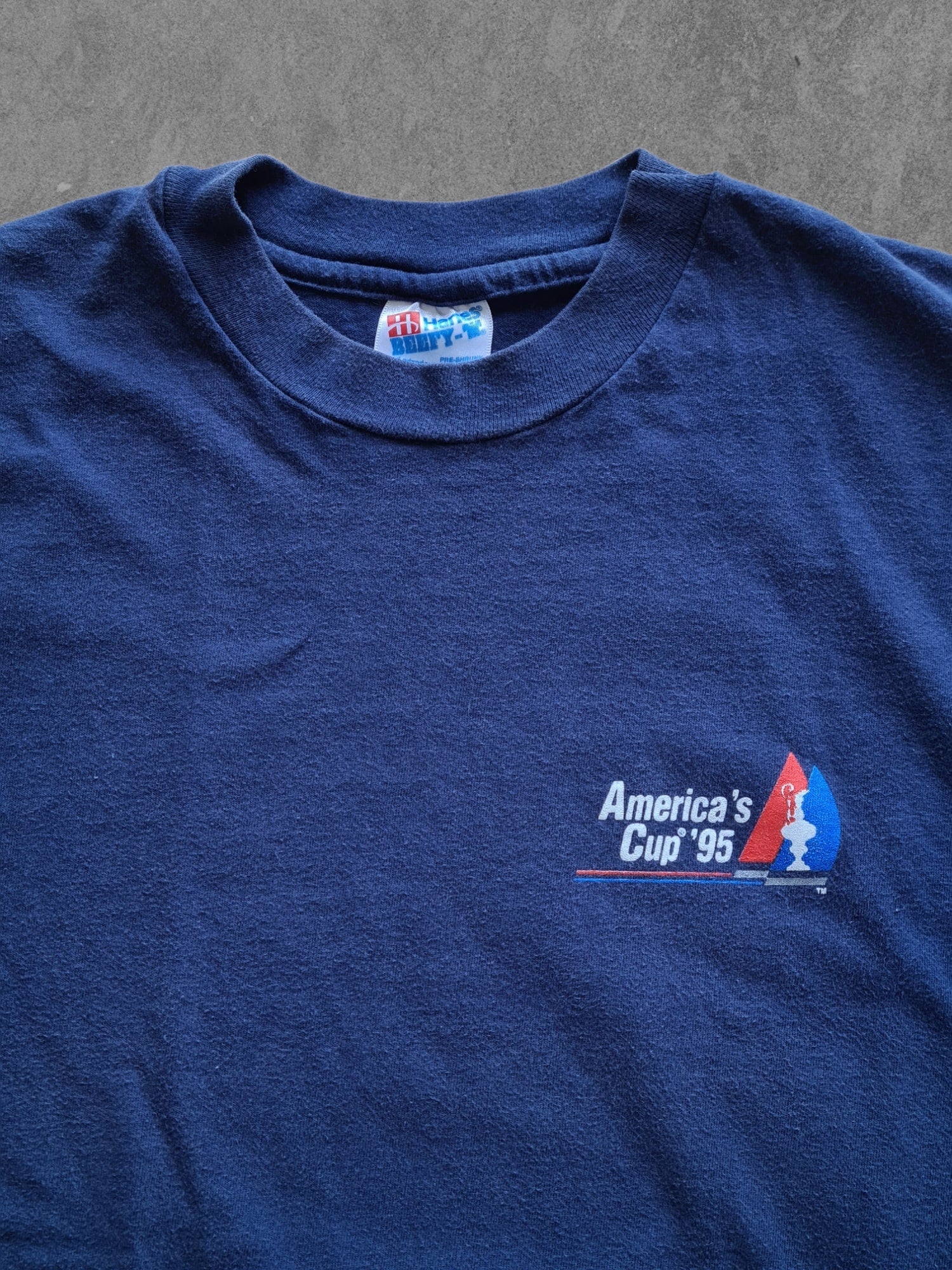 De vintage winkel met tweedehands kleding uit de thrift | 1995 HANES ''AMERICA'S CUP'' T-SHIRT [XL] T-SHIRT