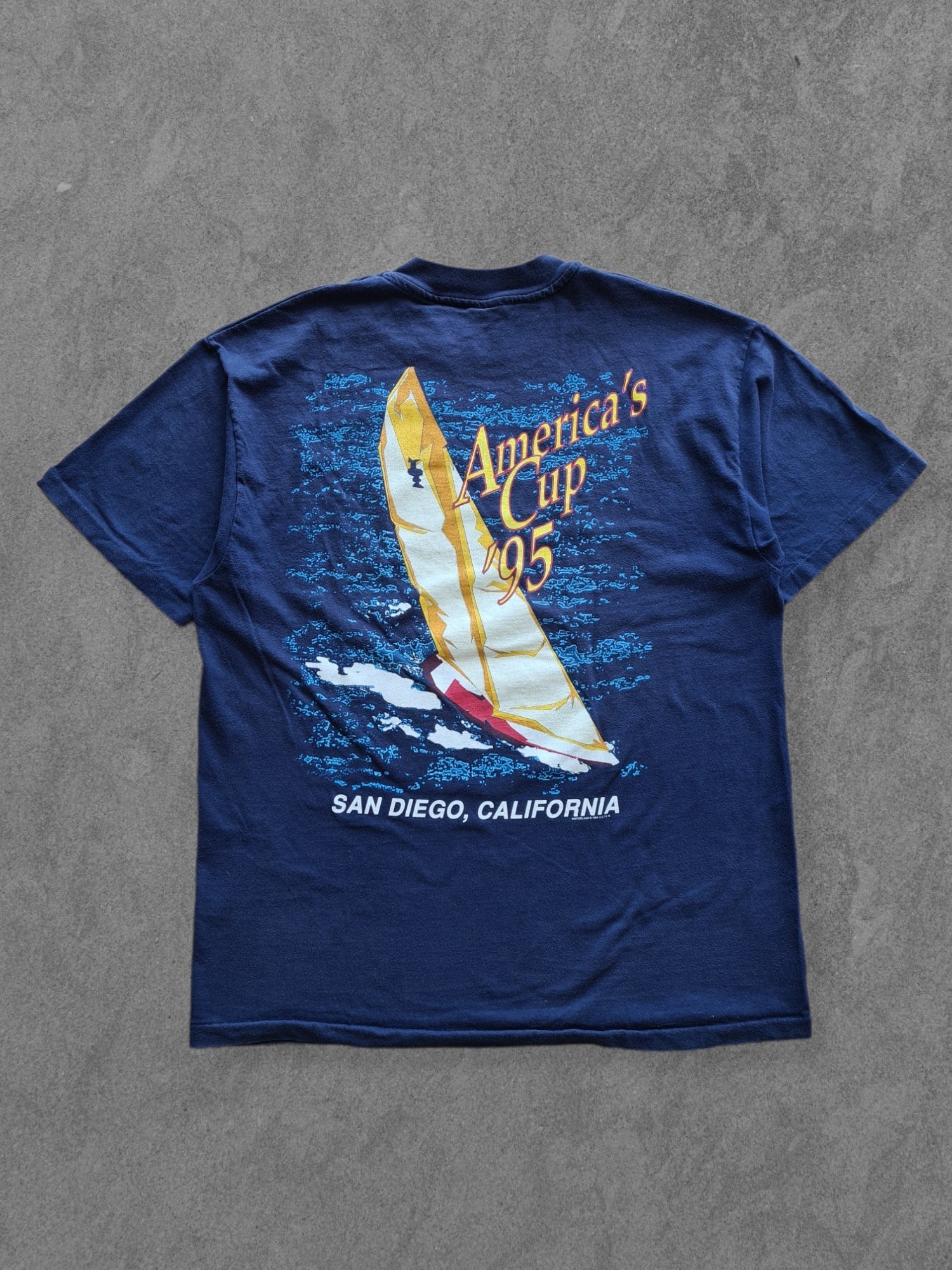 De vintage winkel met tweedehands kleding uit de thrift | 1995 HANES ''AMERICA'S CUP'' T-SHIRT [XL] T-SHIRT