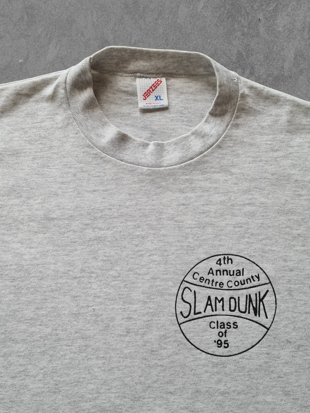 De vintage winkel met tweedehands kleding uit de thrift | 1995 JERZEES ''SLAM DUNK'' T-SHIRT [XL] T-SHIRT