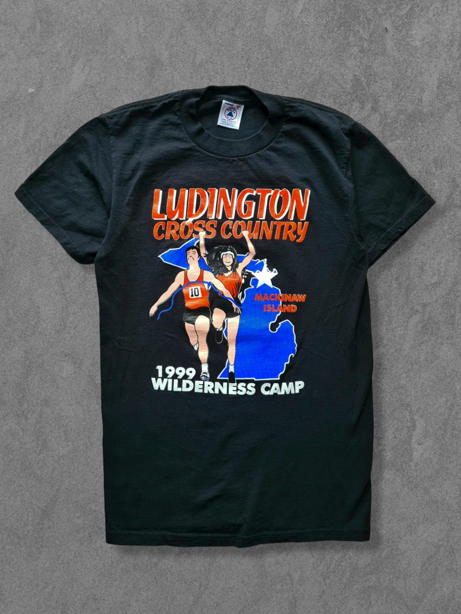 De vintage winkel met tweedehands kleding uit de thrift | 1999 DELTA "LUDINGTON CROSS COUNTRY" T-SHIRT [S] T-SHIRT