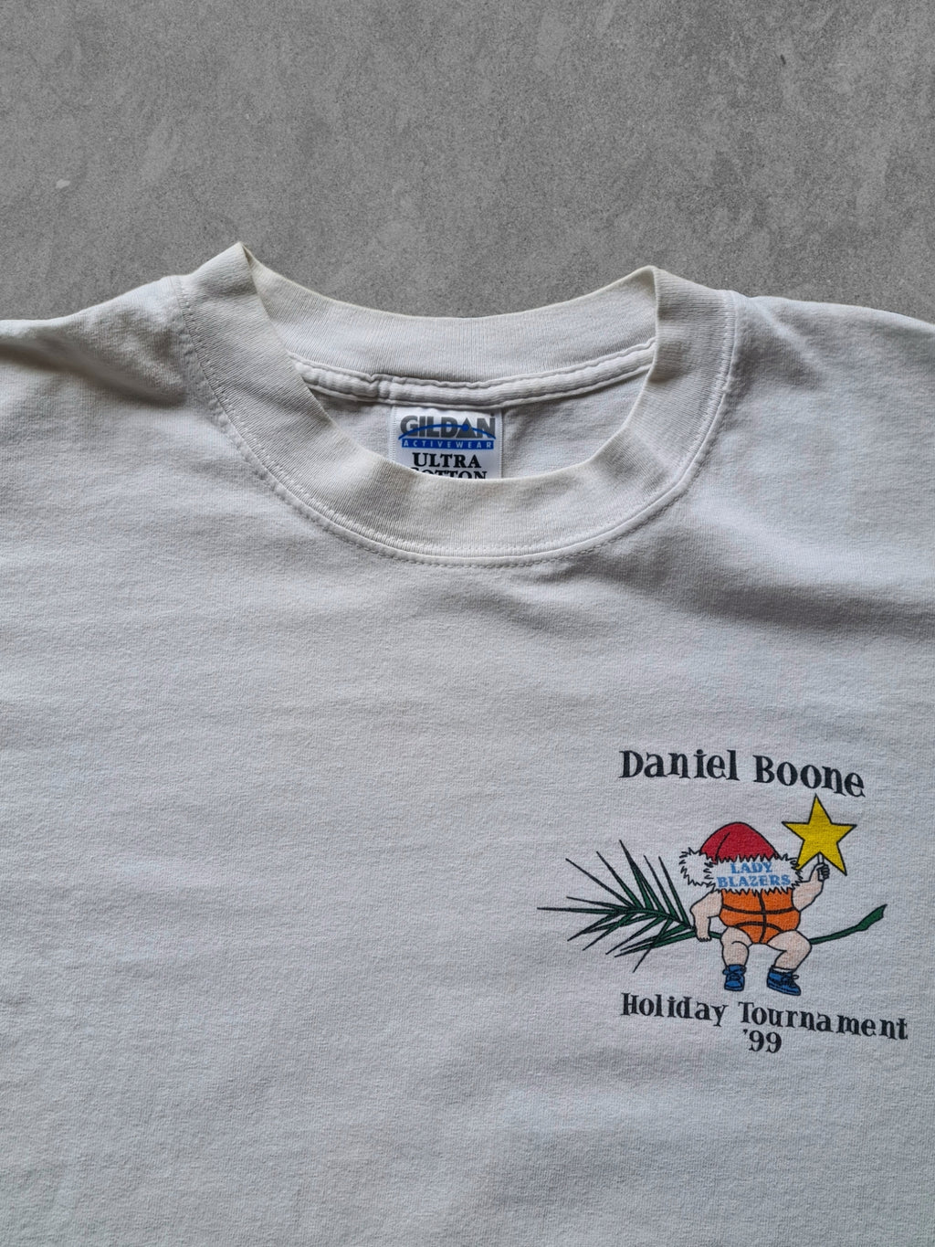De vintage winkel met tweedehands kleding uit de thrift | 1999 GILDAN ''LADY BLAZERS'' T-SHIRT [XL] T-SHIRT