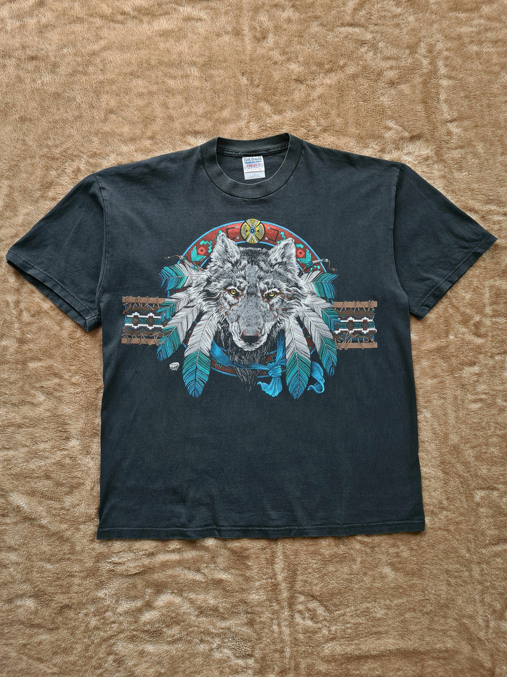 De vintage winkel met tweedehands kleding uit de thrift | 1999 GILDAN ''NATIVE WOLF'' T-SHIRT [XL] T-SHIRT