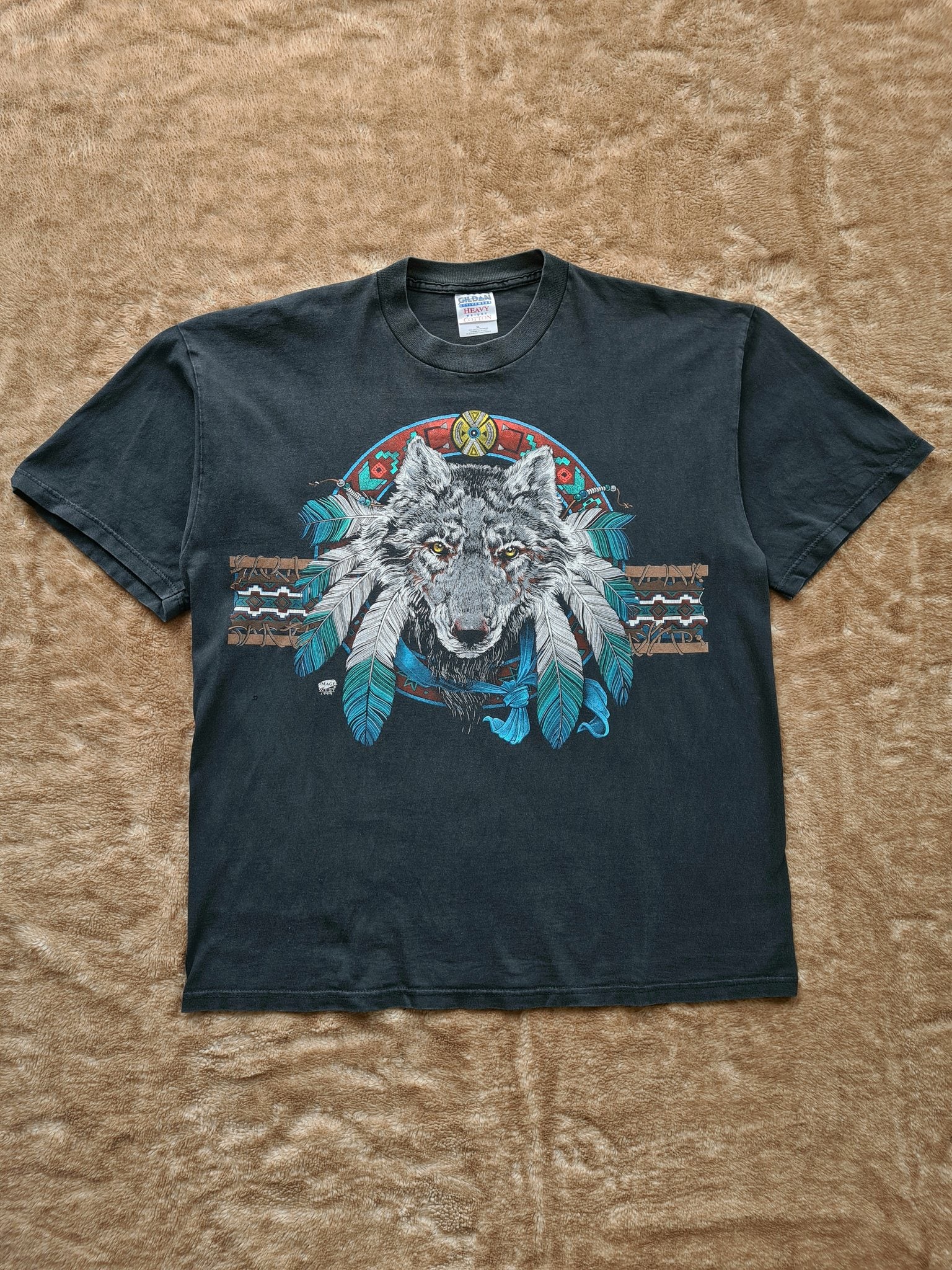 De vintage winkel met tweedehands kleding uit de thrift | 1999 GILDAN ''NATIVE WOLF'' T-SHIRT [XL] T-SHIRT