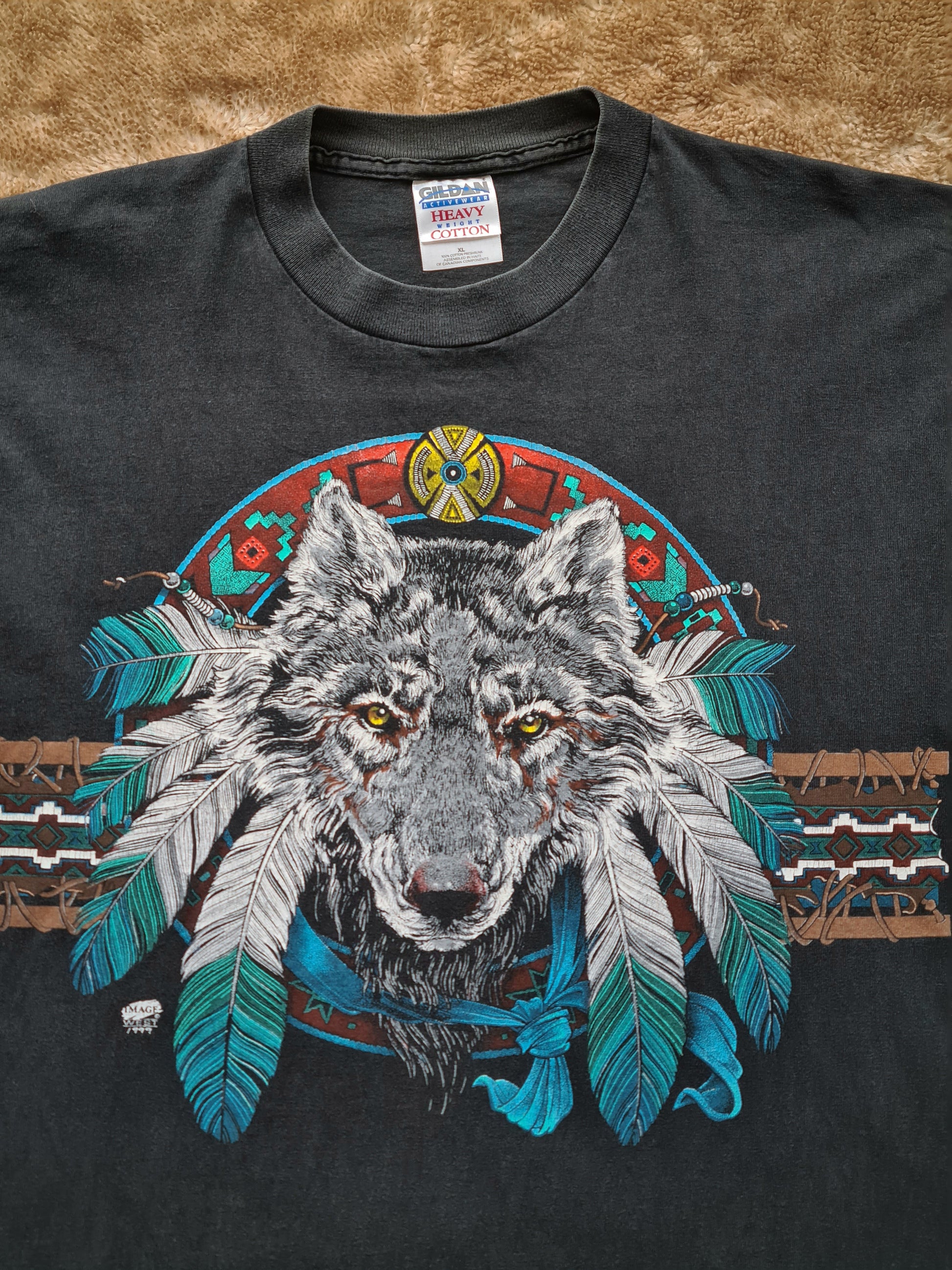 De vintage winkel met tweedehands kleding uit de thrift | 1999 GILDAN ''NATIVE WOLF'' T-SHIRT [XL] T-SHIRT