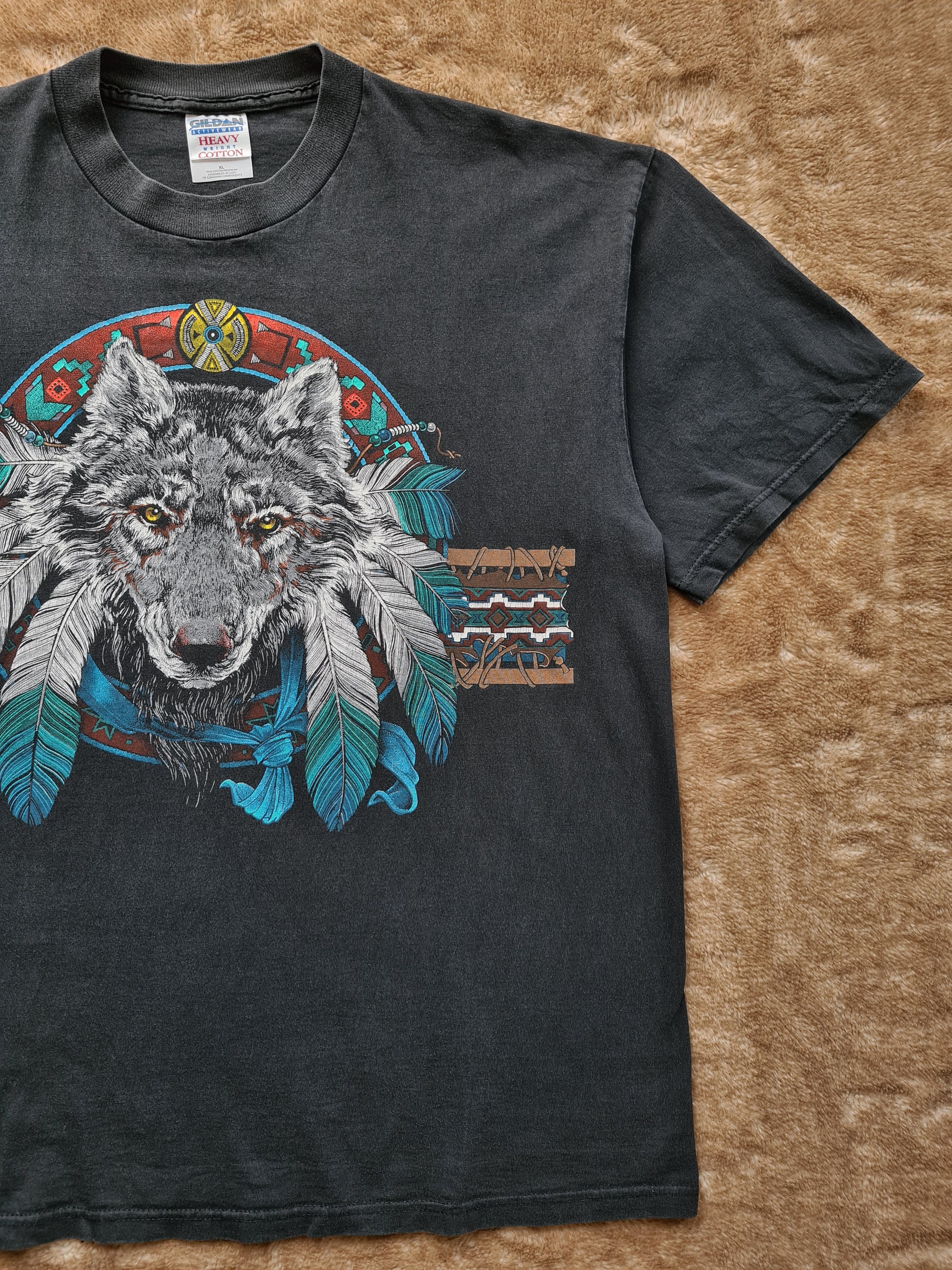 De vintage winkel met tweedehands kleding uit de thrift | 1999 GILDAN ''NATIVE WOLF'' T-SHIRT [XL] T-SHIRT