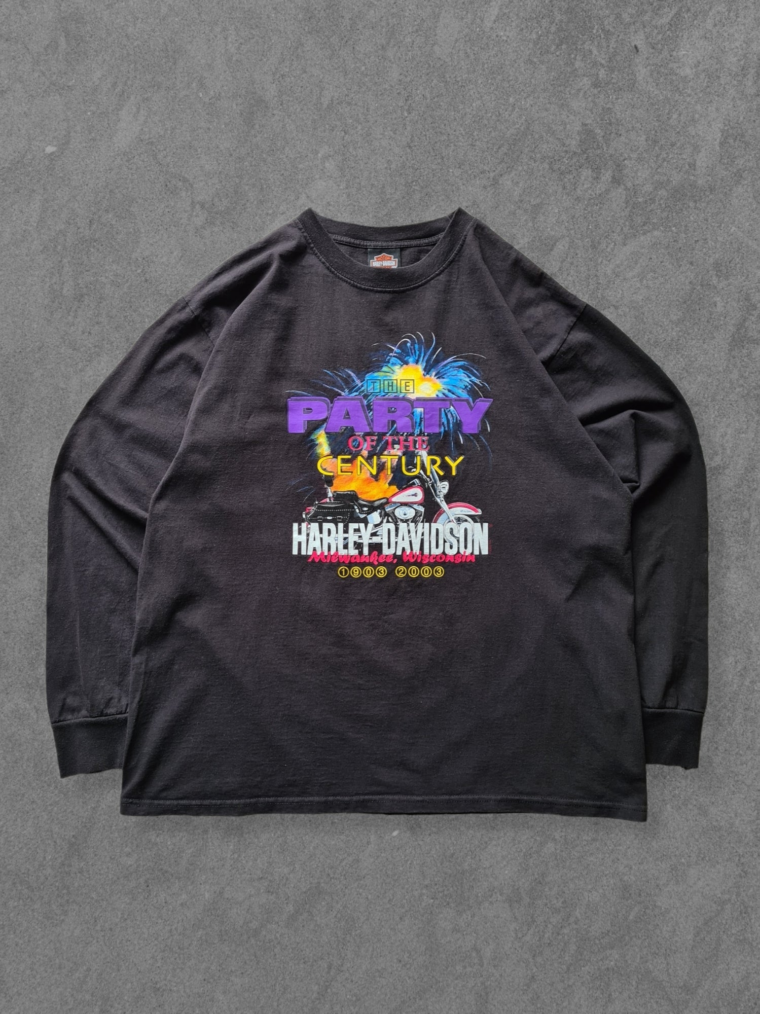 De vintage winkel met tweedehands kleding uit de thrift | 2003 HARLEY DAVIDSON ''100 YEARS'' LONGSLEEVE [XL] T-SHIRT