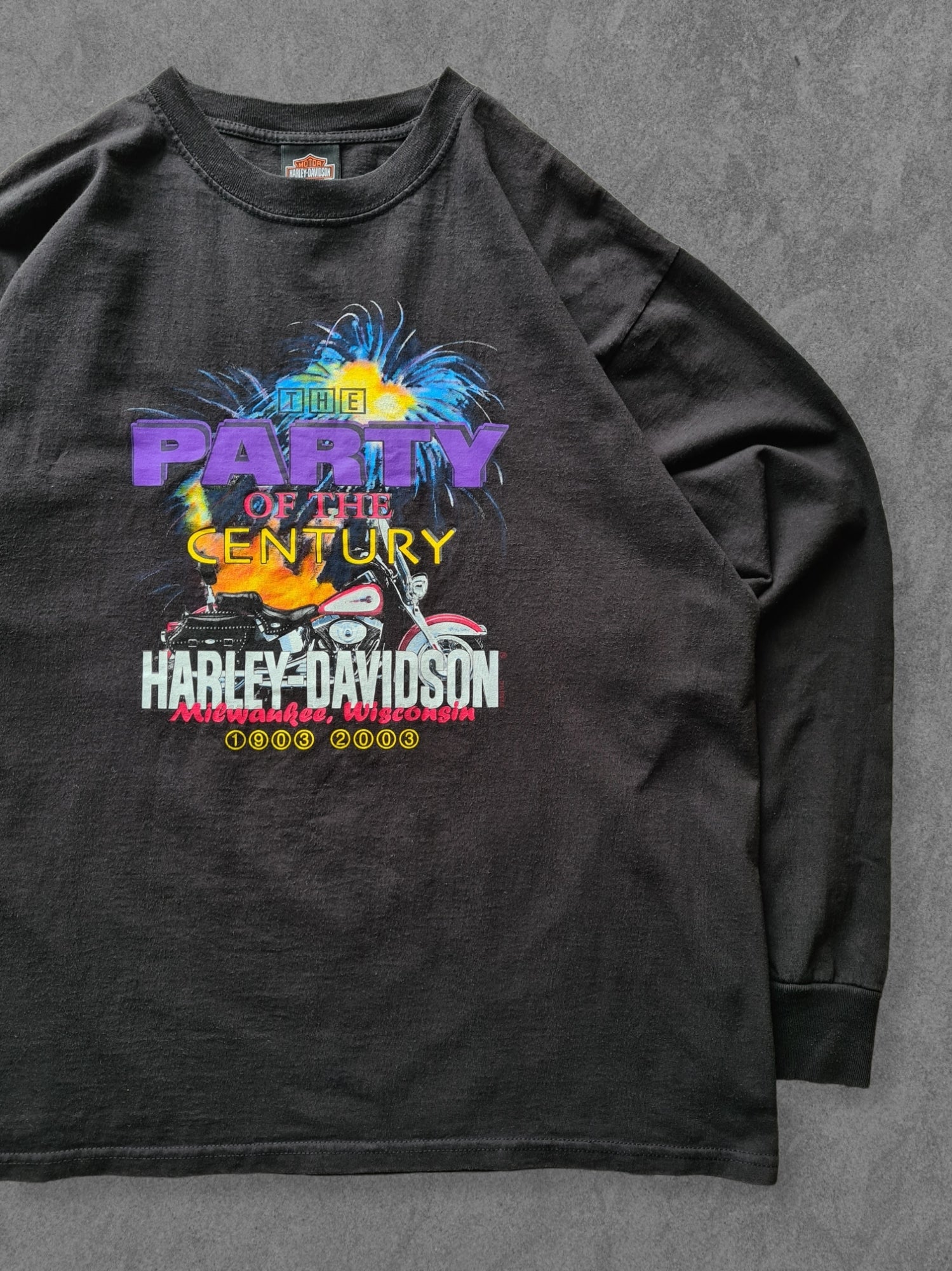 De vintage winkel met tweedehands kleding uit de thrift | 2003 HARLEY DAVIDSON ''100 YEARS'' LONGSLEEVE [XL] T-SHIRT