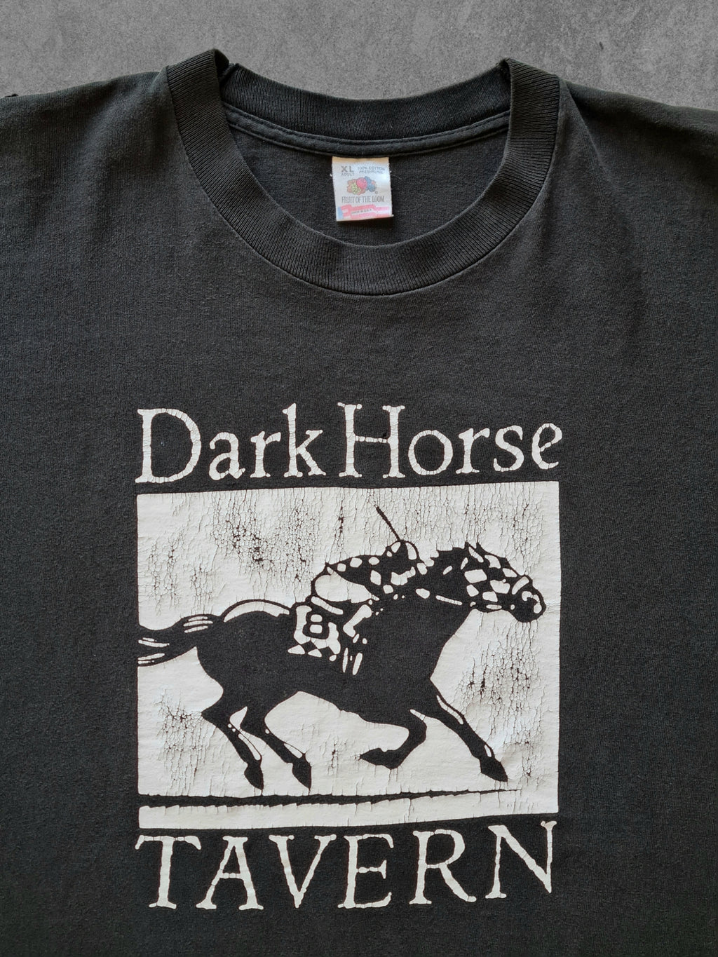 De vintage winkel met tweedehands kleding uit de thrift | 90s FRUIT OF THE LOOM ''DARK HORSE TAVERN'' T-SHIRT [XL] T-SHIRT