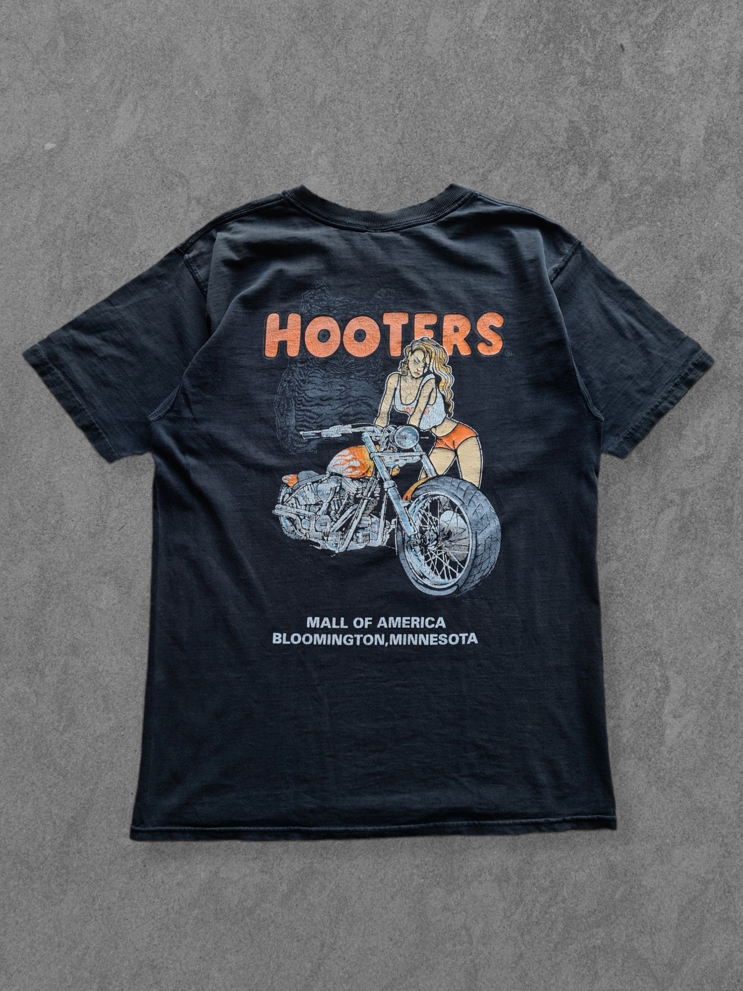 De vintage winkel met tweedehands kleding uit de thrift | 90s FRUIT OF THE LOOM ''HOOTERS'' T-SHIRT [XL] T-SHIRT