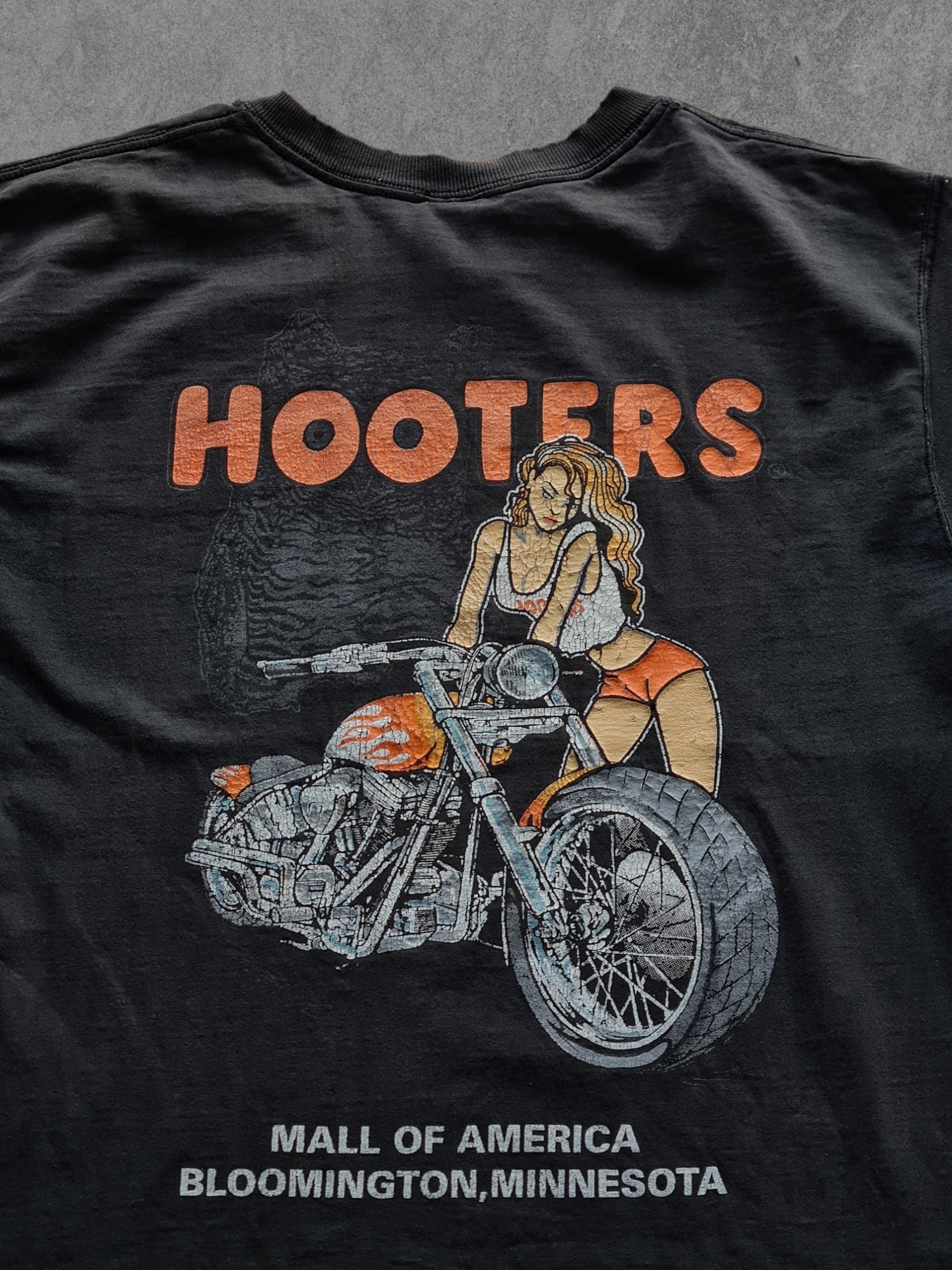 De vintage winkel met tweedehands kleding uit de thrift | 90s FRUIT OF THE LOOM ''HOOTERS'' T-SHIRT [XL] T-SHIRT