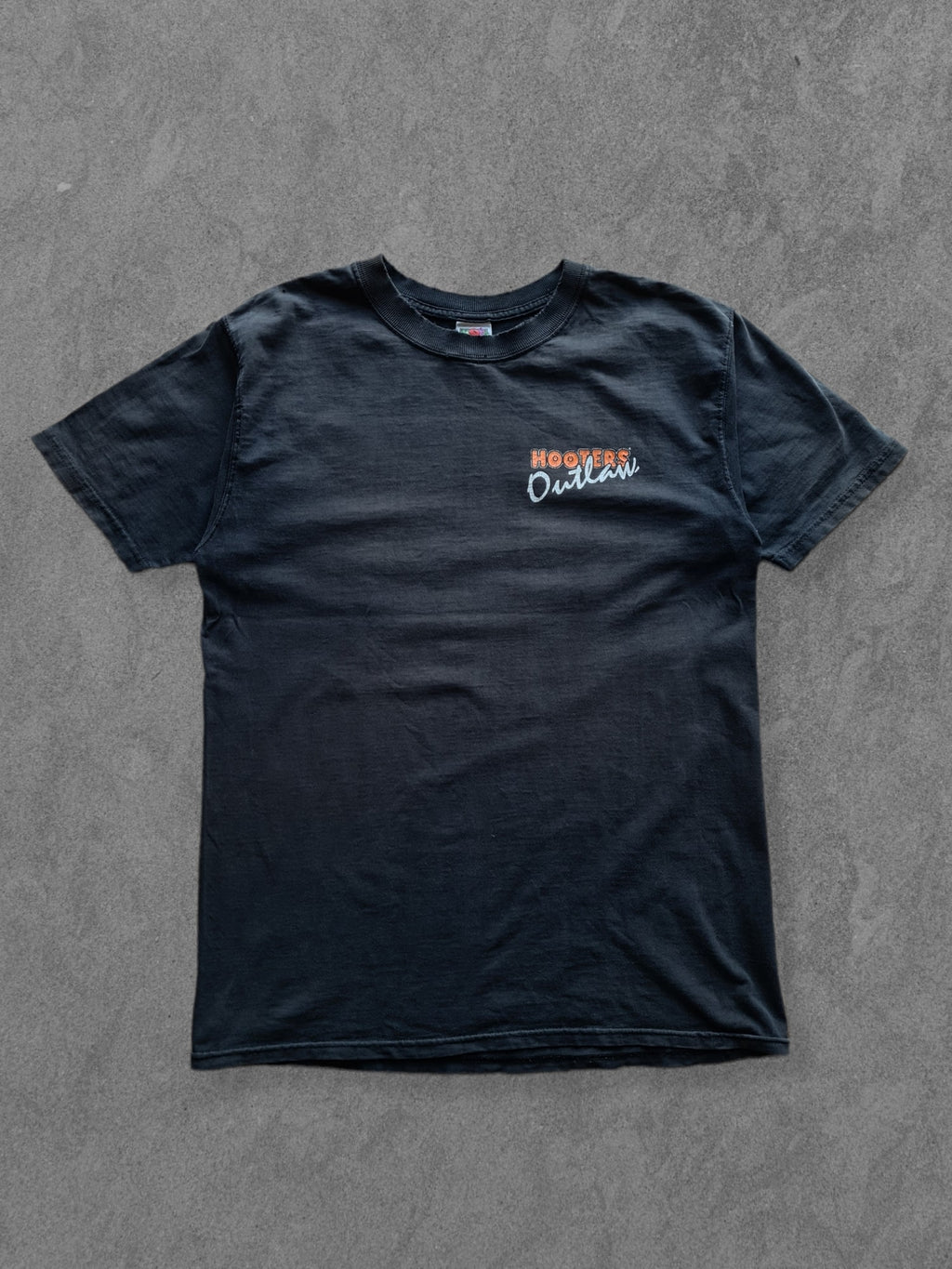De vintage winkel met tweedehands kleding uit de thrift | 90s FRUIT OF THE LOOM ''HOOTERS'' T-SHIRT [XL] T-SHIRT