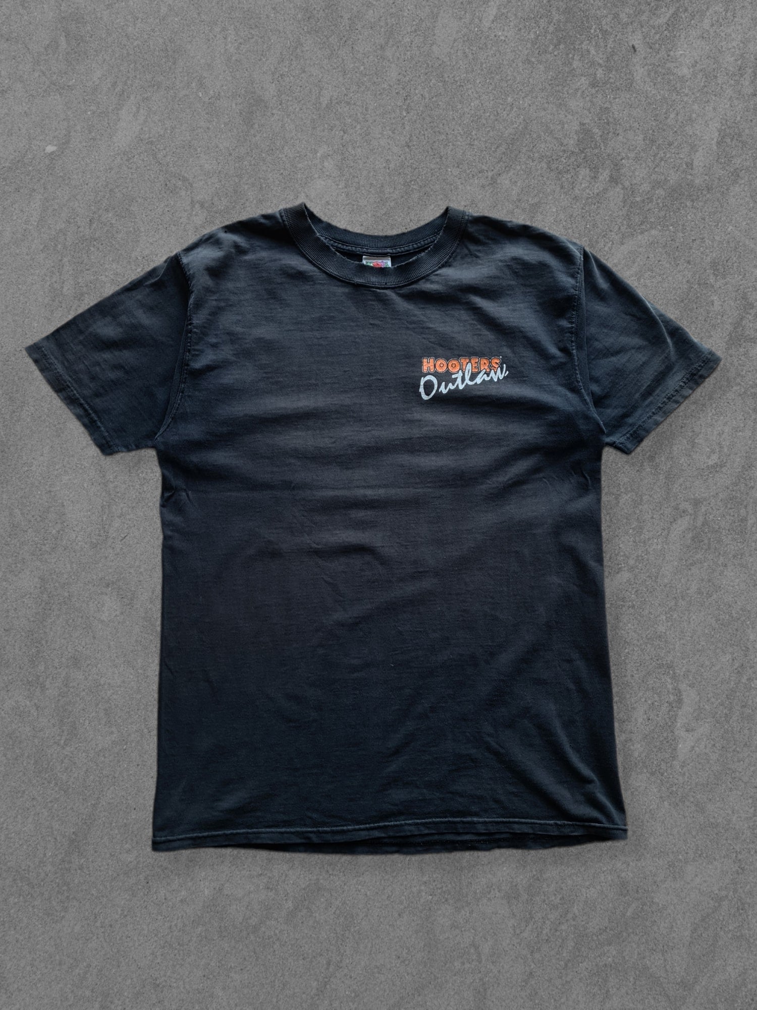 De vintage winkel met tweedehands kleding uit de thrift | 90s FRUIT OF THE LOOM ''HOOTERS'' T-SHIRT [XL] T-SHIRT