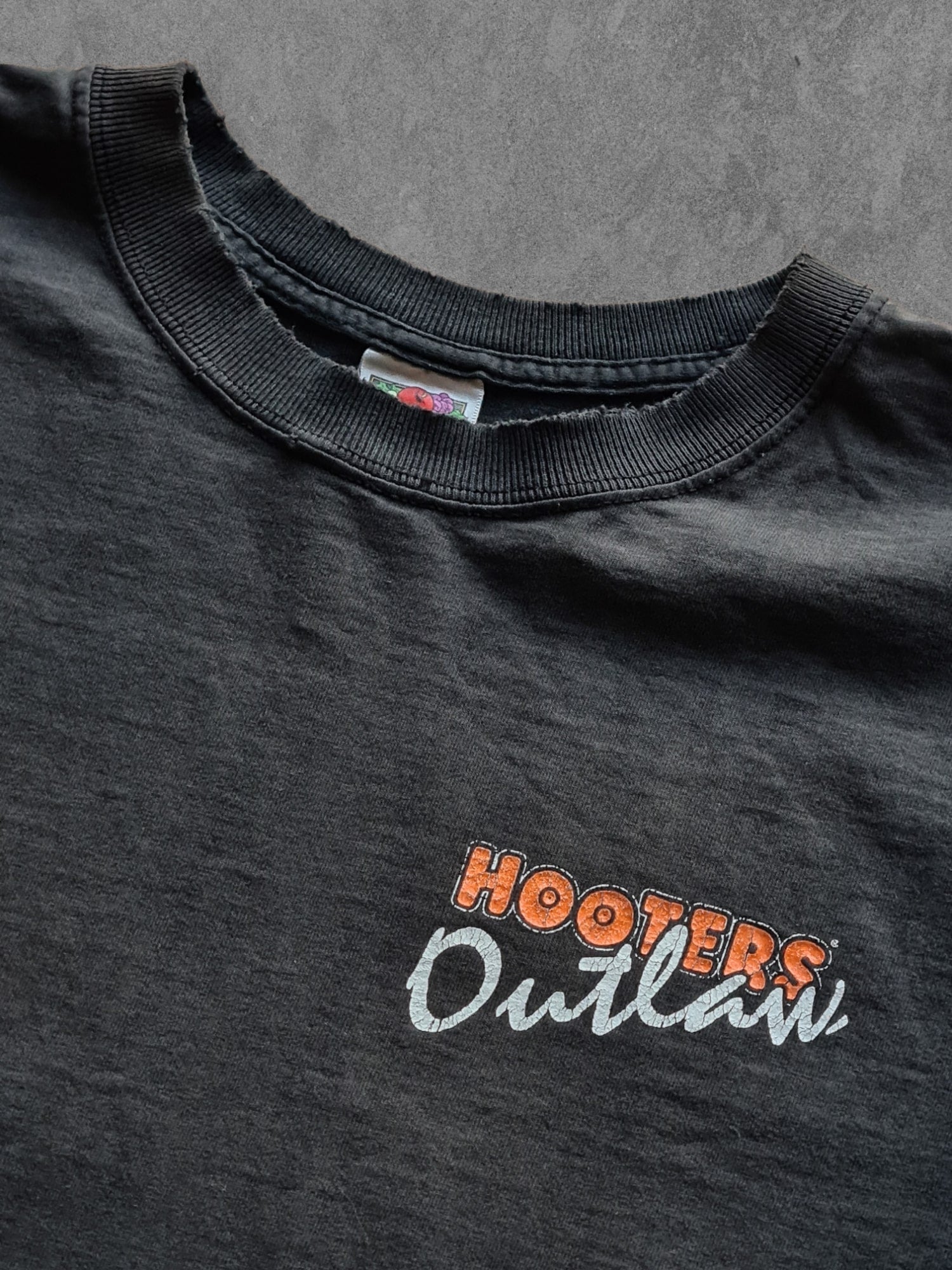 De vintage winkel met tweedehands kleding uit de thrift | 90s FRUIT OF THE LOOM ''HOOTERS'' T-SHIRT [XL] T-SHIRT