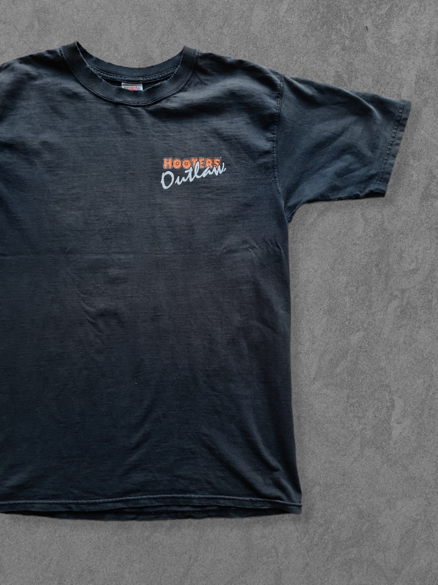 De vintage winkel met tweedehands kleding uit de thrift | 90s FRUIT OF THE LOOM ''HOOTERS'' T-SHIRT [XL] T-SHIRT
