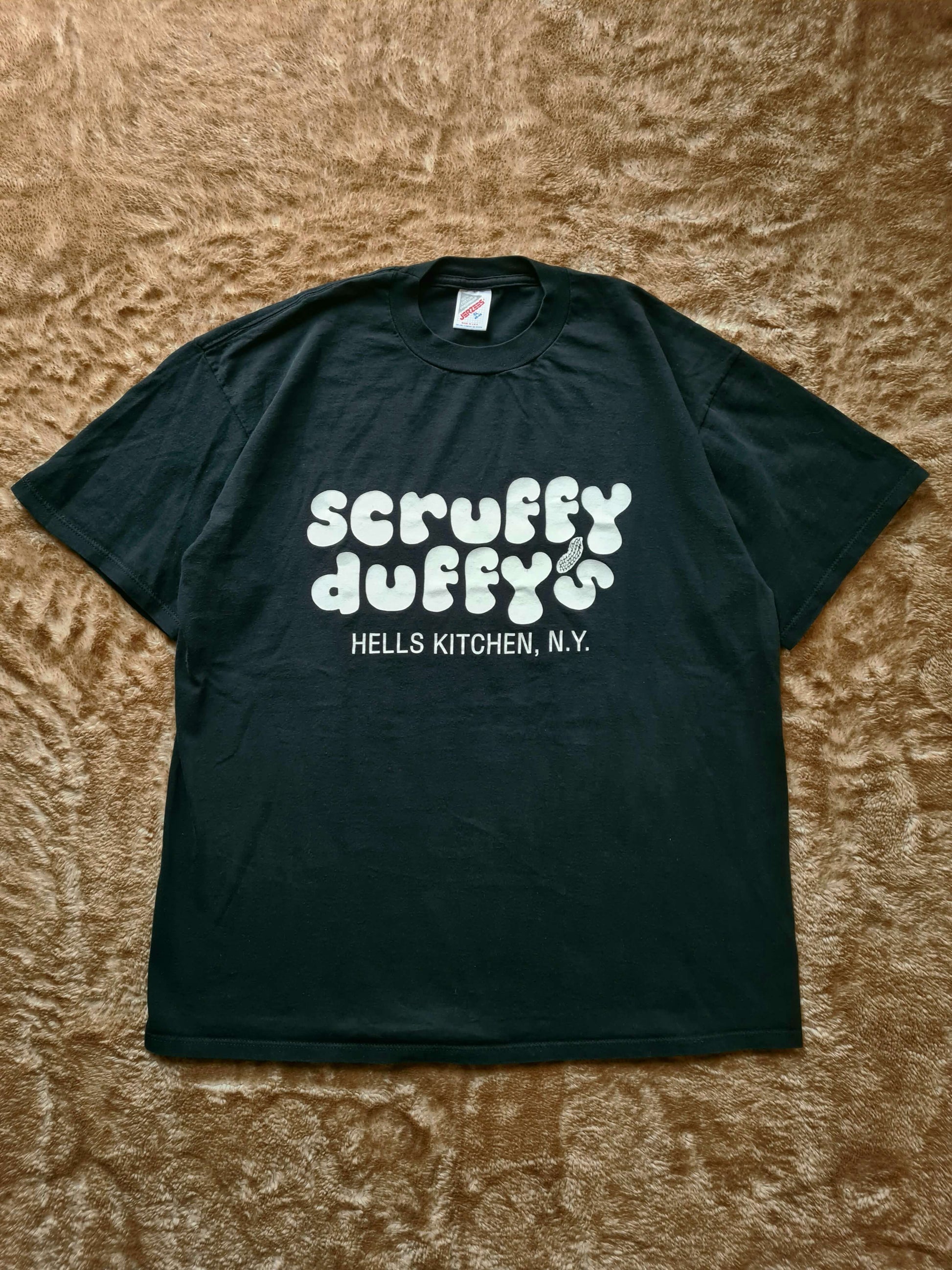 De vintage winkel met tweedehands kleding uit de thrift | 90s JERZEES "SCRUFFY DUFFY'S - HELLS KITCHEN" T-SHIRT [XL] T-SHIRT