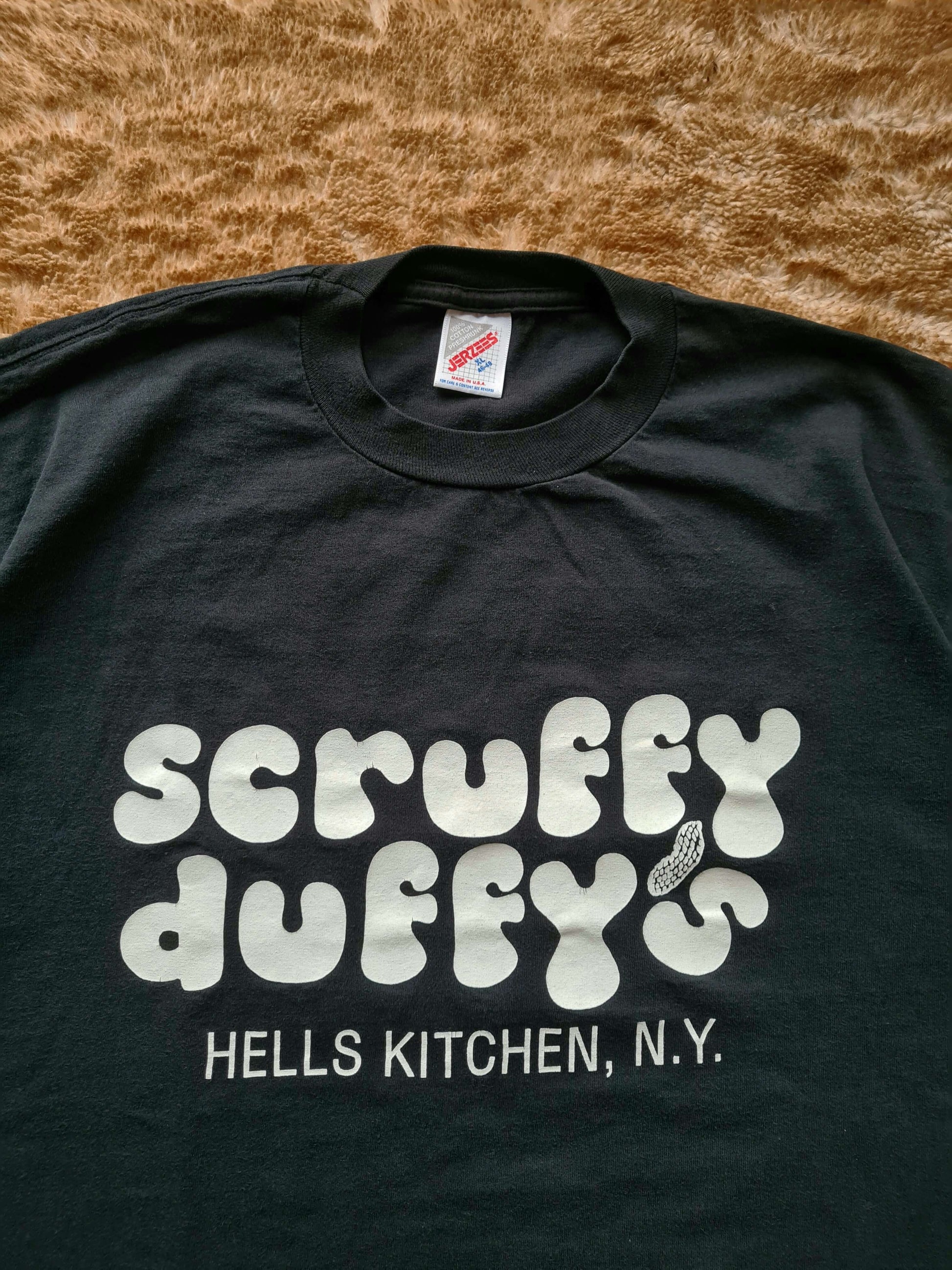 De vintage winkel met tweedehands kleding uit de thrift | 90s JERZEES "SCRUFFY DUFFY'S - HELLS KITCHEN" T-SHIRT [XL] T-SHIRT