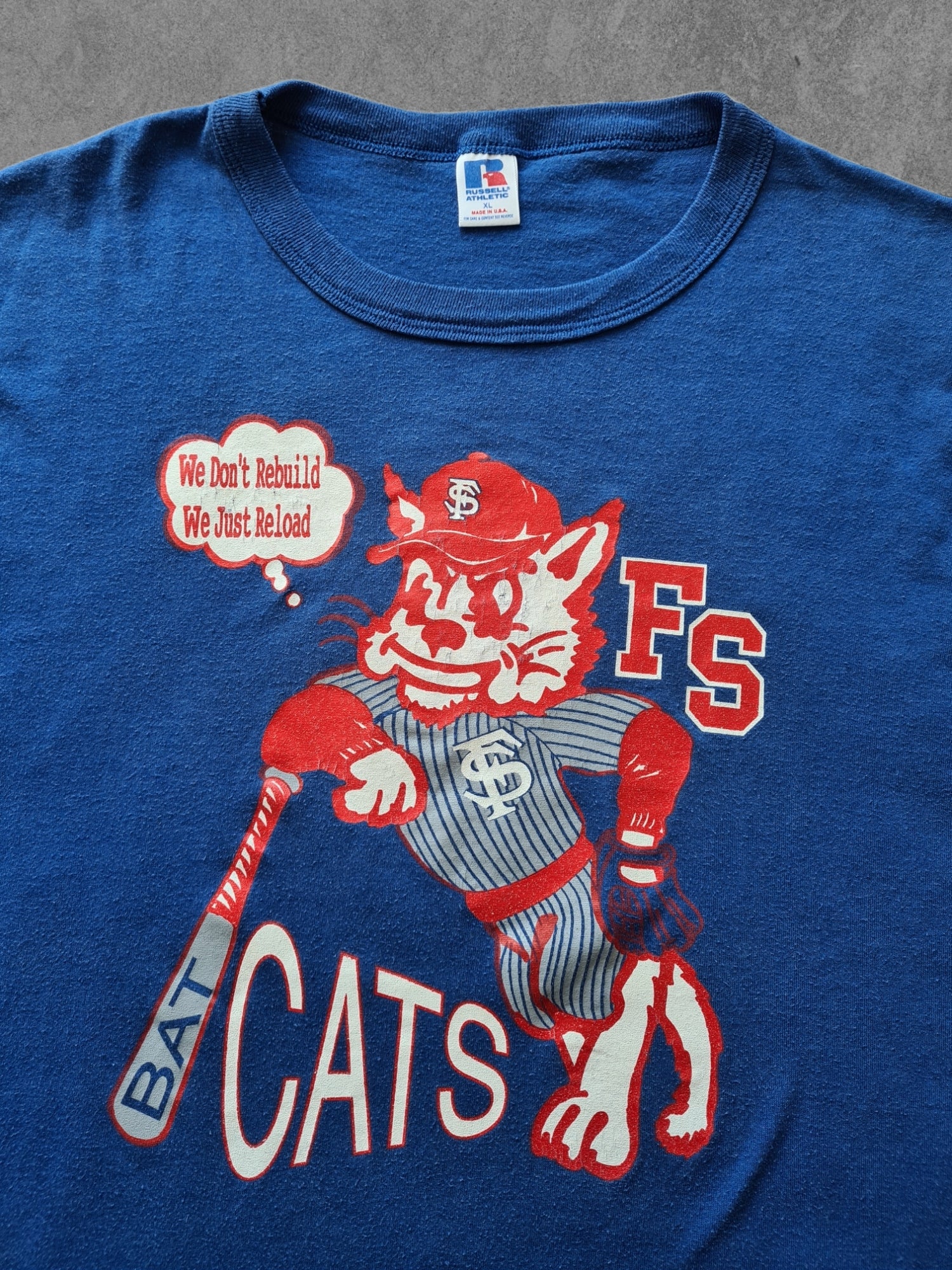 De vintage winkel met tweedehands kleding uit de thrift | 90s RUSSELL ATHLETIC ''CATS'' T-SHIRT [XL] T-SHIRT